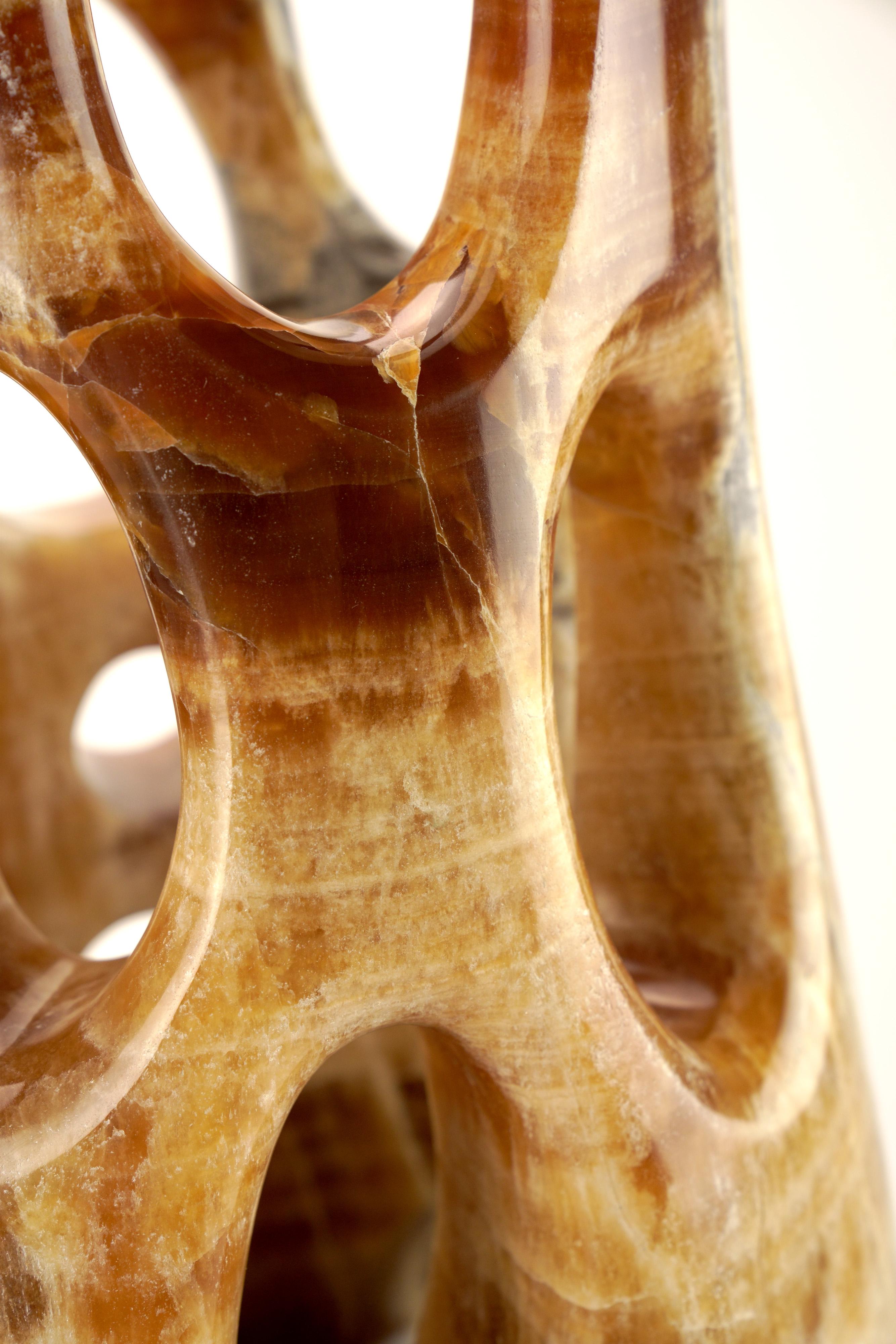 Skulptur Vase Organische Form Contemporary Bernstein Onyx Marmor Hand geschnitzt, Italien (Organische Moderne) im Angebot