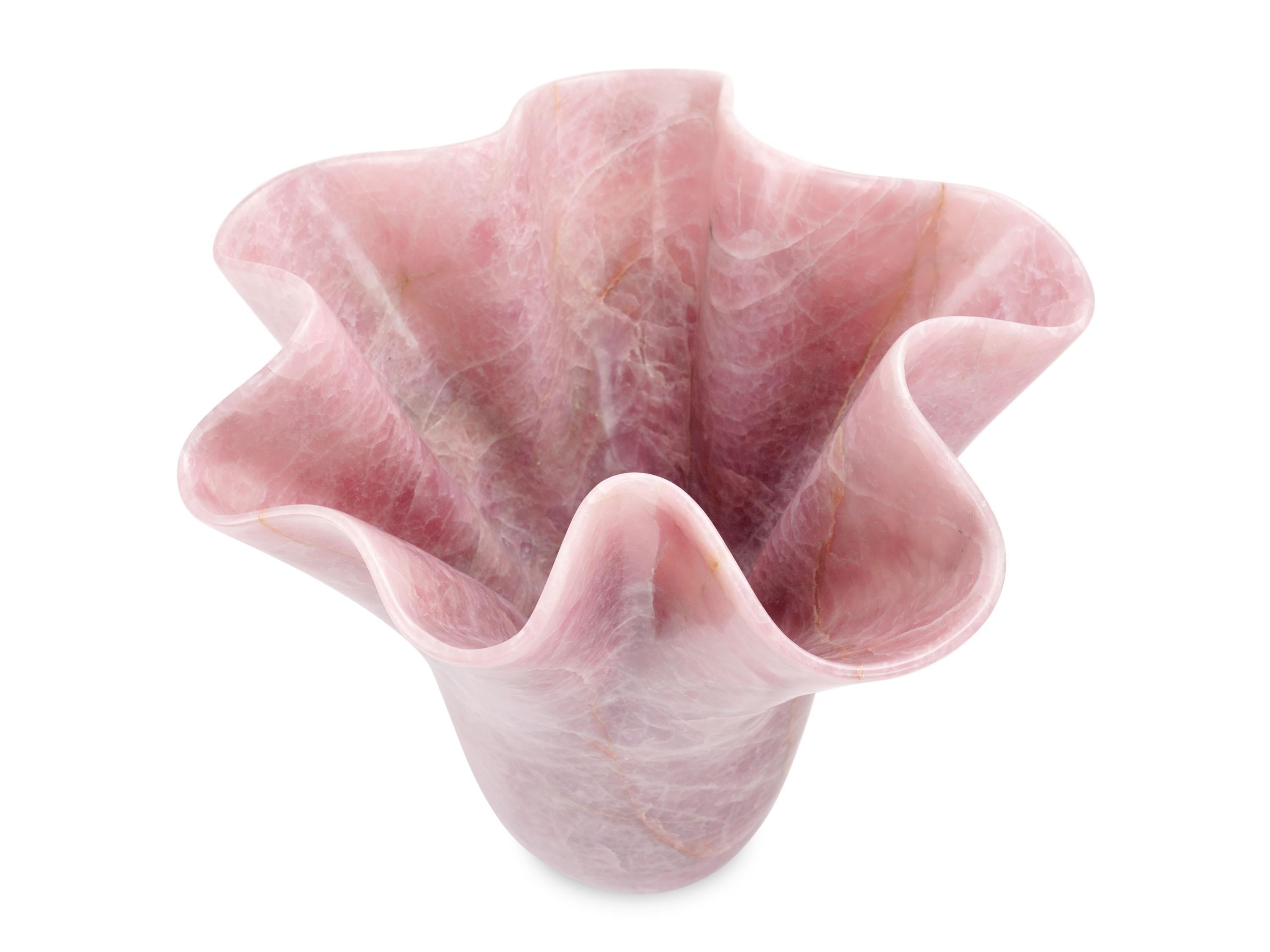 Importante vaso scultoreo scolpito a mano da un blocco solido di raro quarzo rosa.

Dimensioni del vaso: D. A. 57 x H. 50 cm, disponibile in diversi marmi, onice e quarzite. 

Edizione limitata di 35 esemplari.

Ogni vaso è firmato e numerato a mano