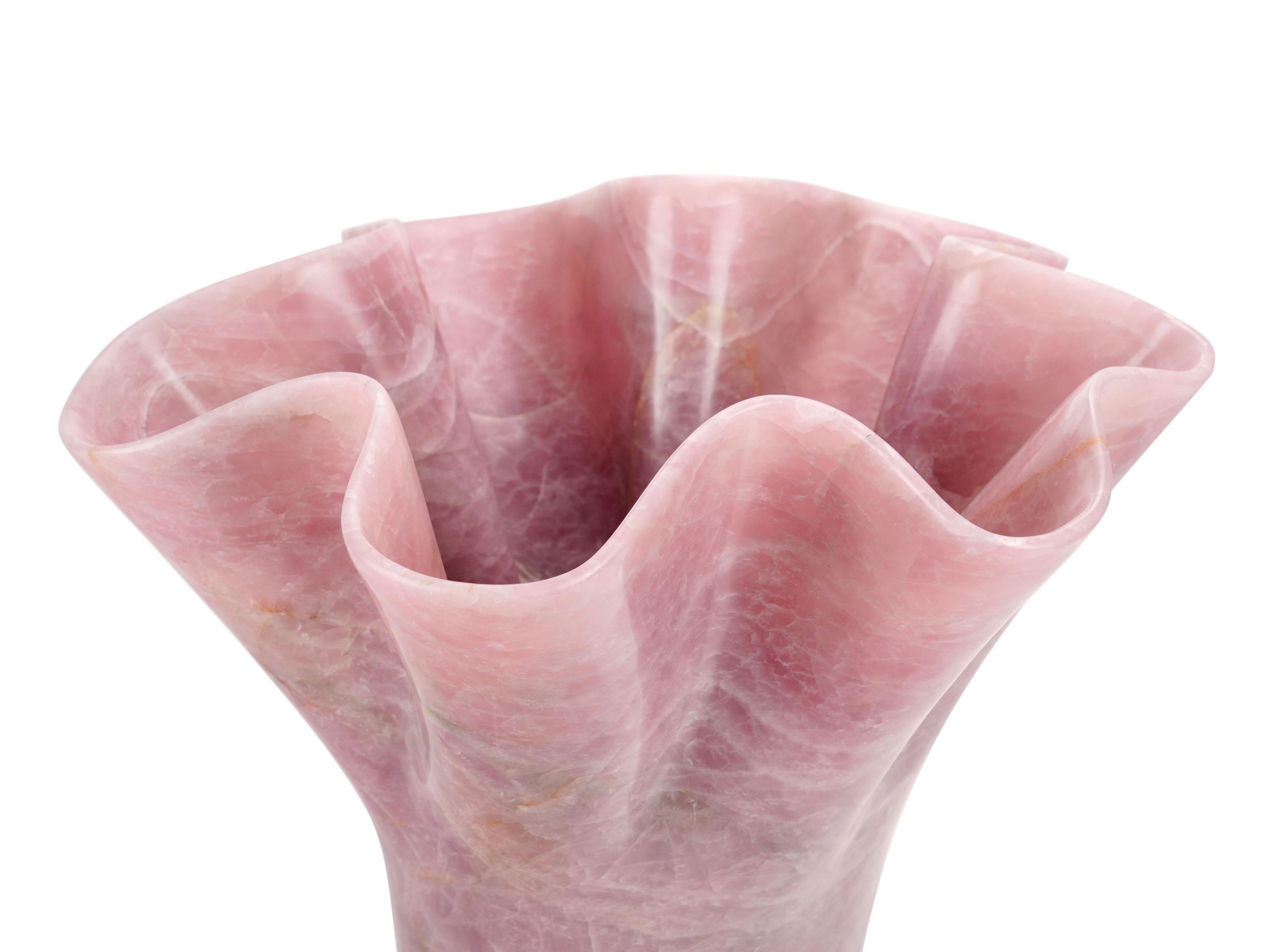 Moderne Vase sculpté en forme de fleur en marbre quartz rose sculpté à la main, Italie en vente