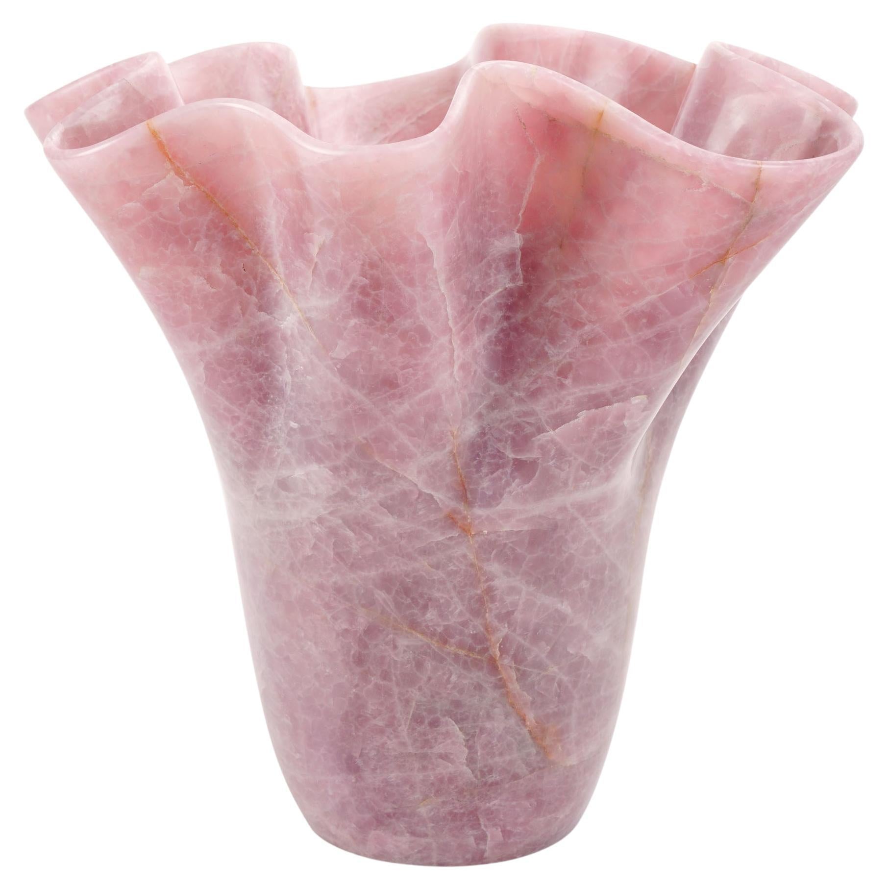 Vase sculpté en forme de fleur en marbre quartz rose sculpté à la main, Italie en vente