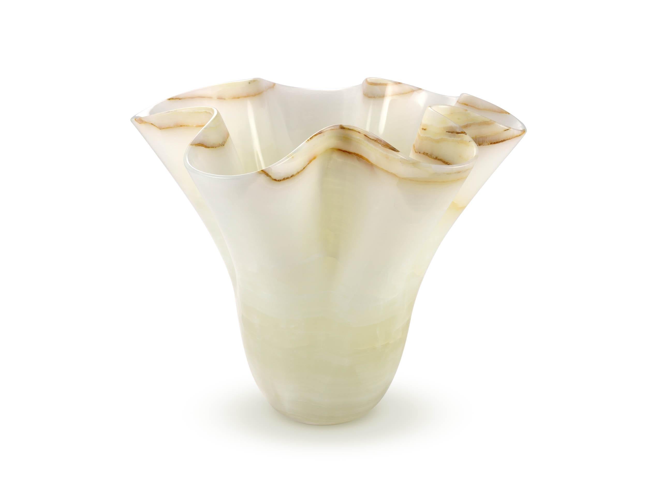Important vase sculptural taillé à la main dans un bloc massif d'onyx blanc pur. Le vase est sculpté à la main, à partir d'un grand bloc d'onyx blanc soigneusement sélectionné. La rareté de ce matériau tient à la fois à sa pureté et à sa compacité :