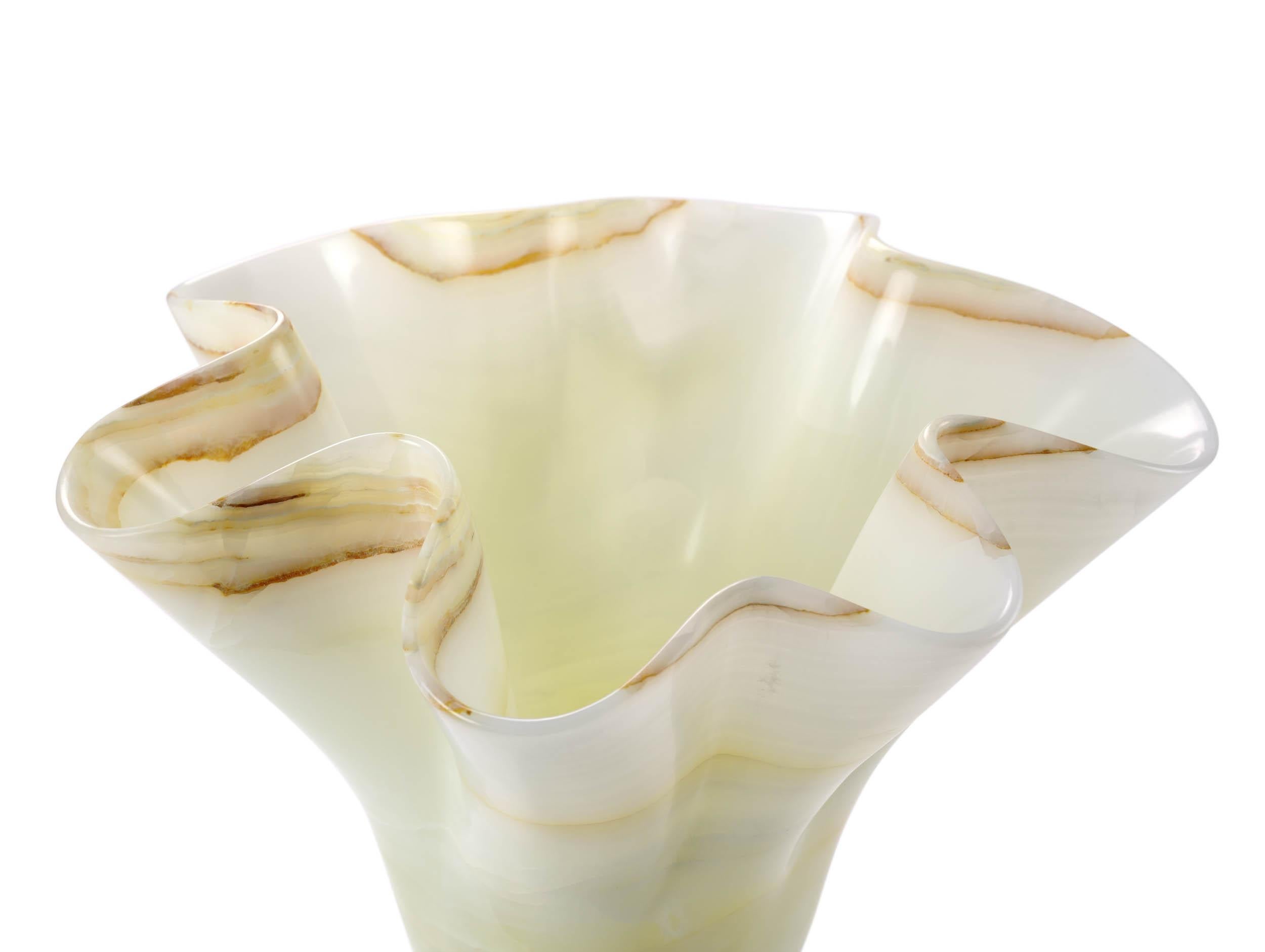 Sculpture Vase Vessel Solid Rare Pure White Onyx Hand Carved in Italy Wavy Shape In New Condition For Sale In Ancona, Marche