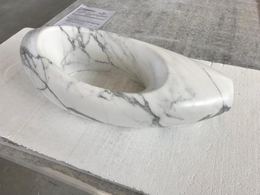 Vase Sculpture décorative en forme de voile en marbre statuaire blanc sculpté à la main  en vente 7