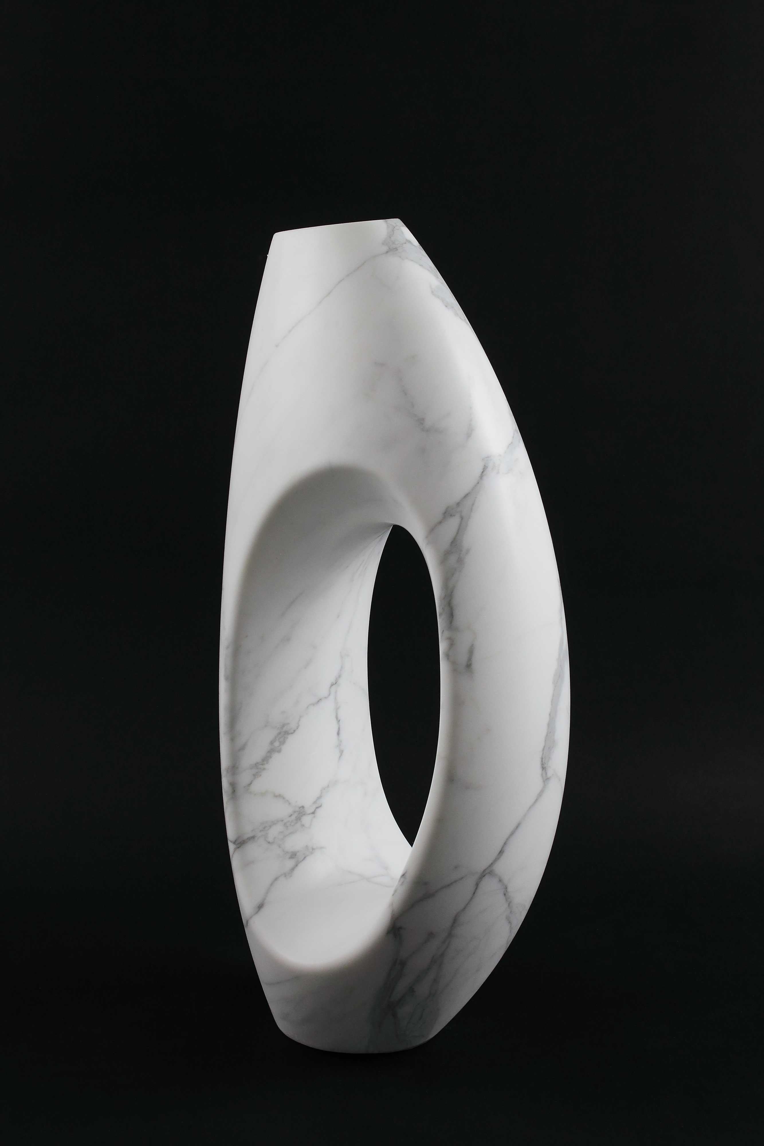 italien Vase Sculpture décorative en forme de voile en marbre statuaire blanc sculpté à la main  en vente