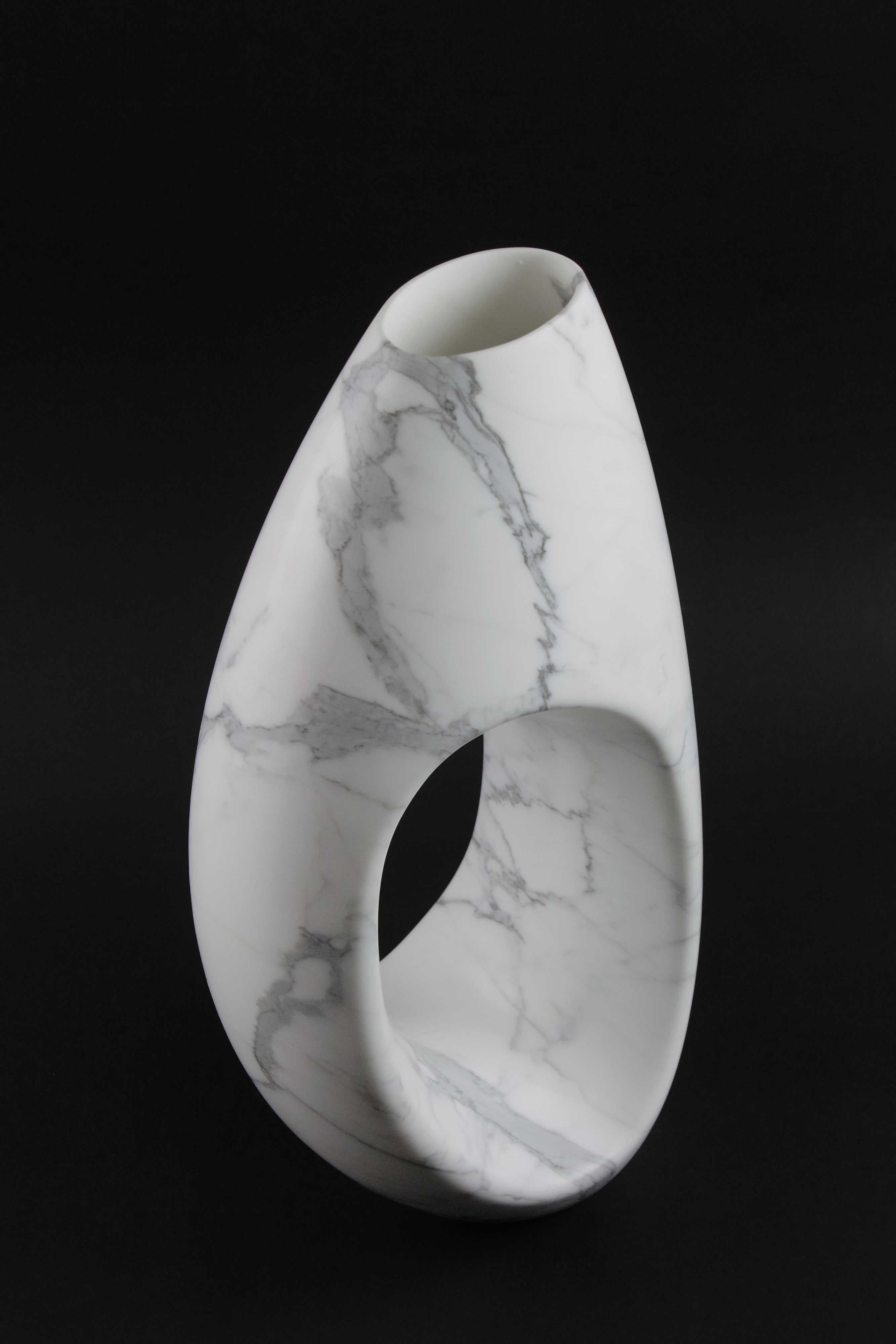 Sculpté à la main Vase Sculpture décorative en forme de voile en marbre statuaire blanc sculpté à la main  en vente