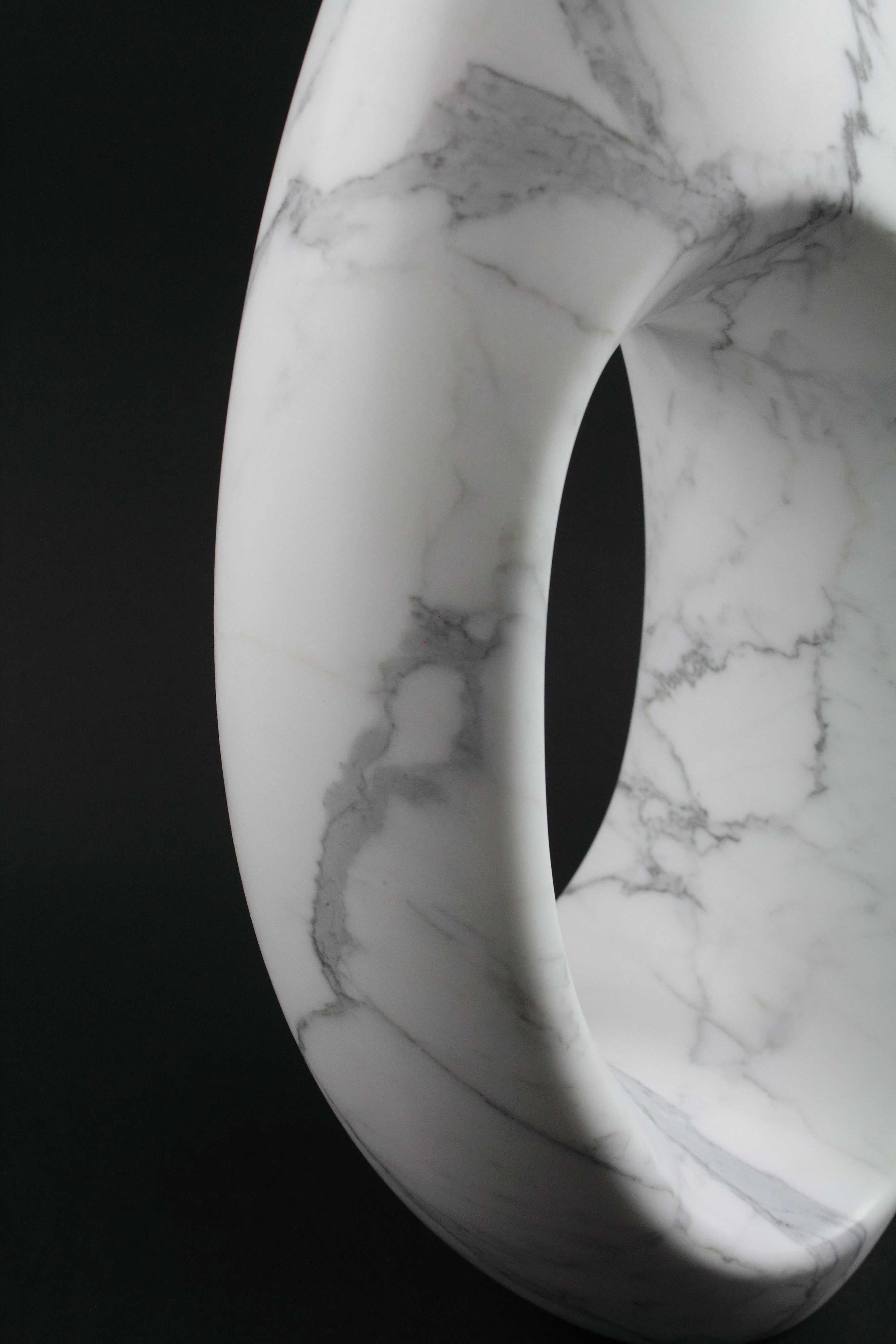 XXIe siècle et contemporain Vase Sculpture décorative en forme de voile en marbre statuaire blanc sculpté à la main  en vente