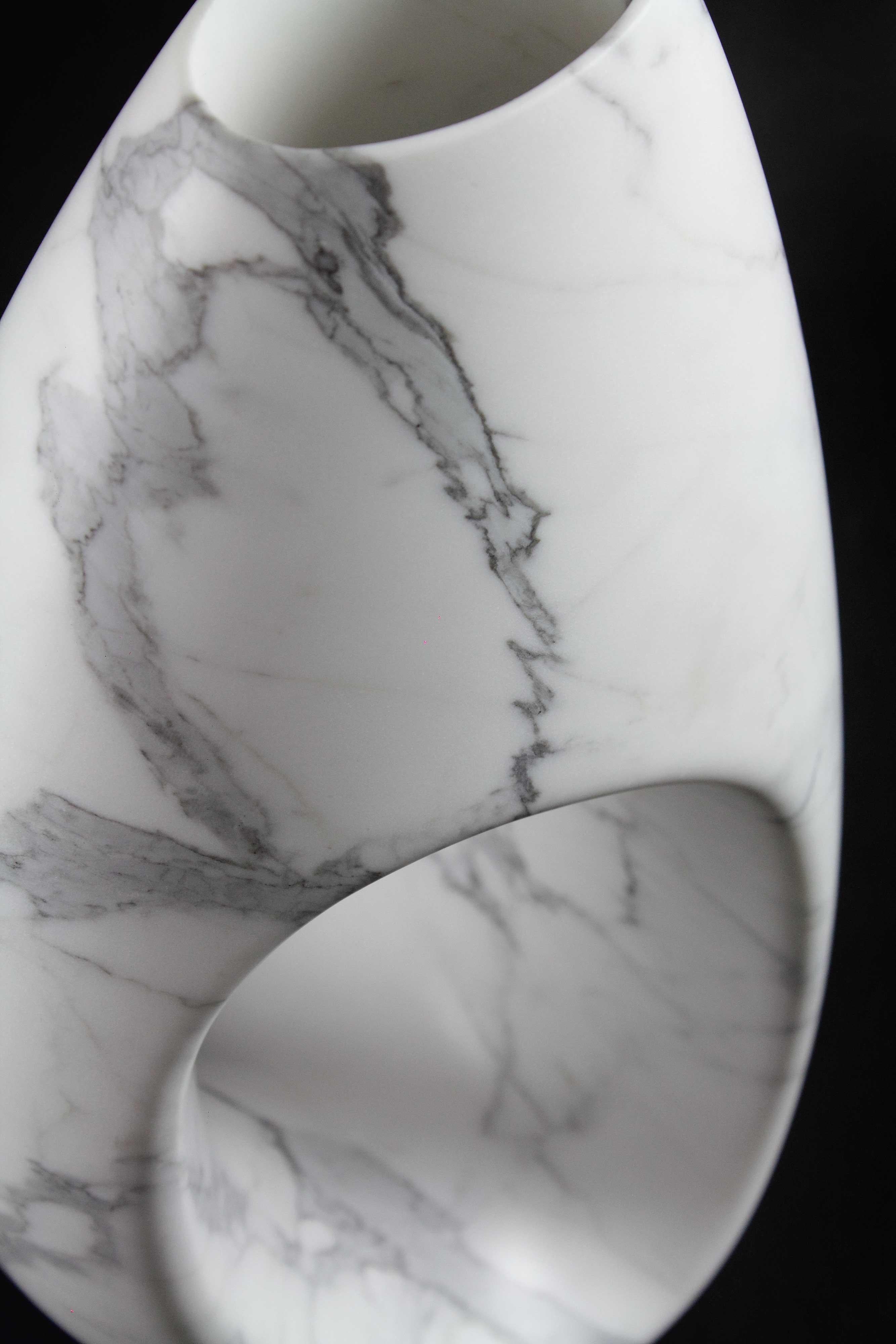 Marbre Vase Sculpture décorative en forme de voile en marbre statuaire blanc sculpté à la main  en vente