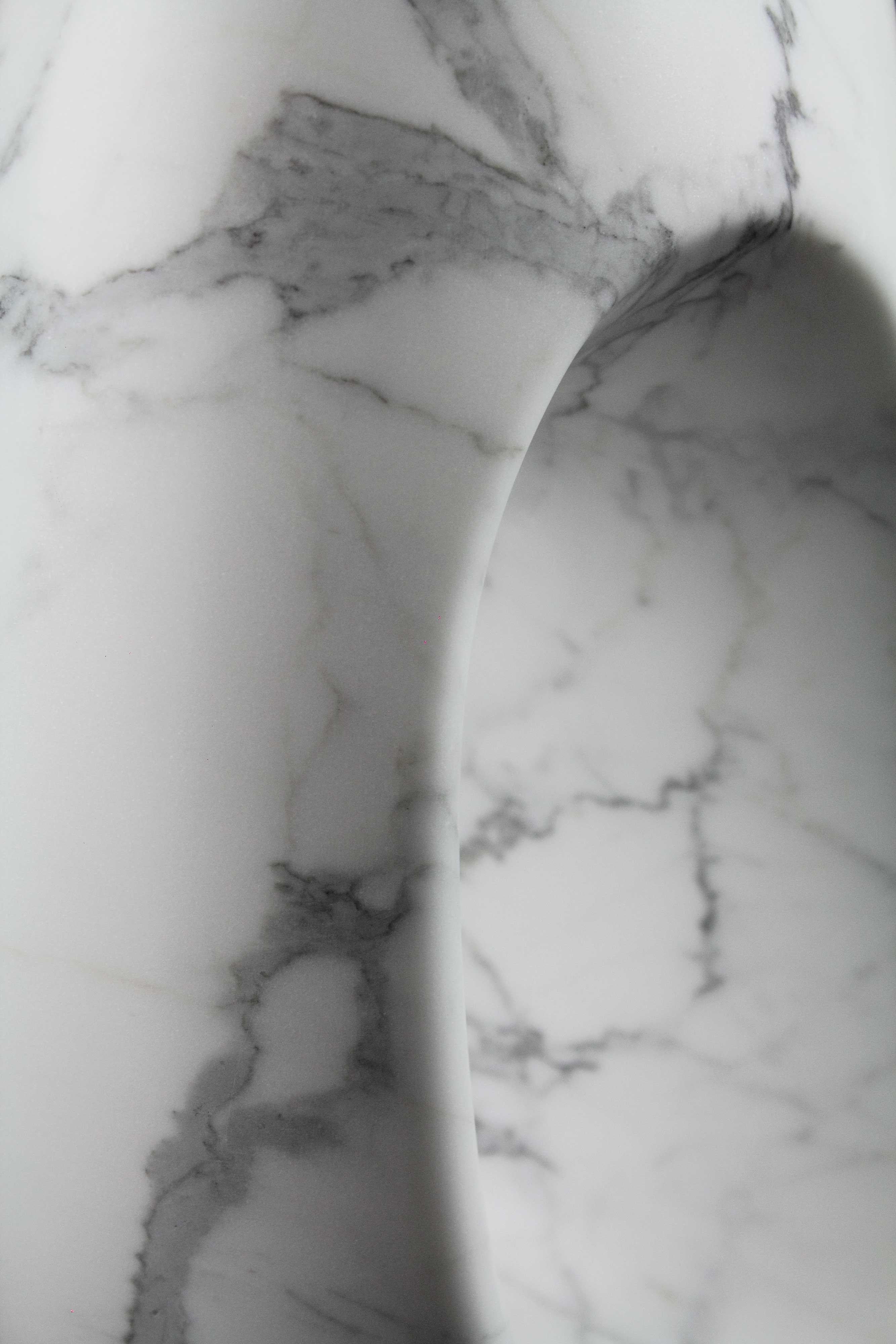 Dekorative Vase/Gefäß in Segelform aus weißem Bildhauermarmor, handgeschnitzt im Angebot 1