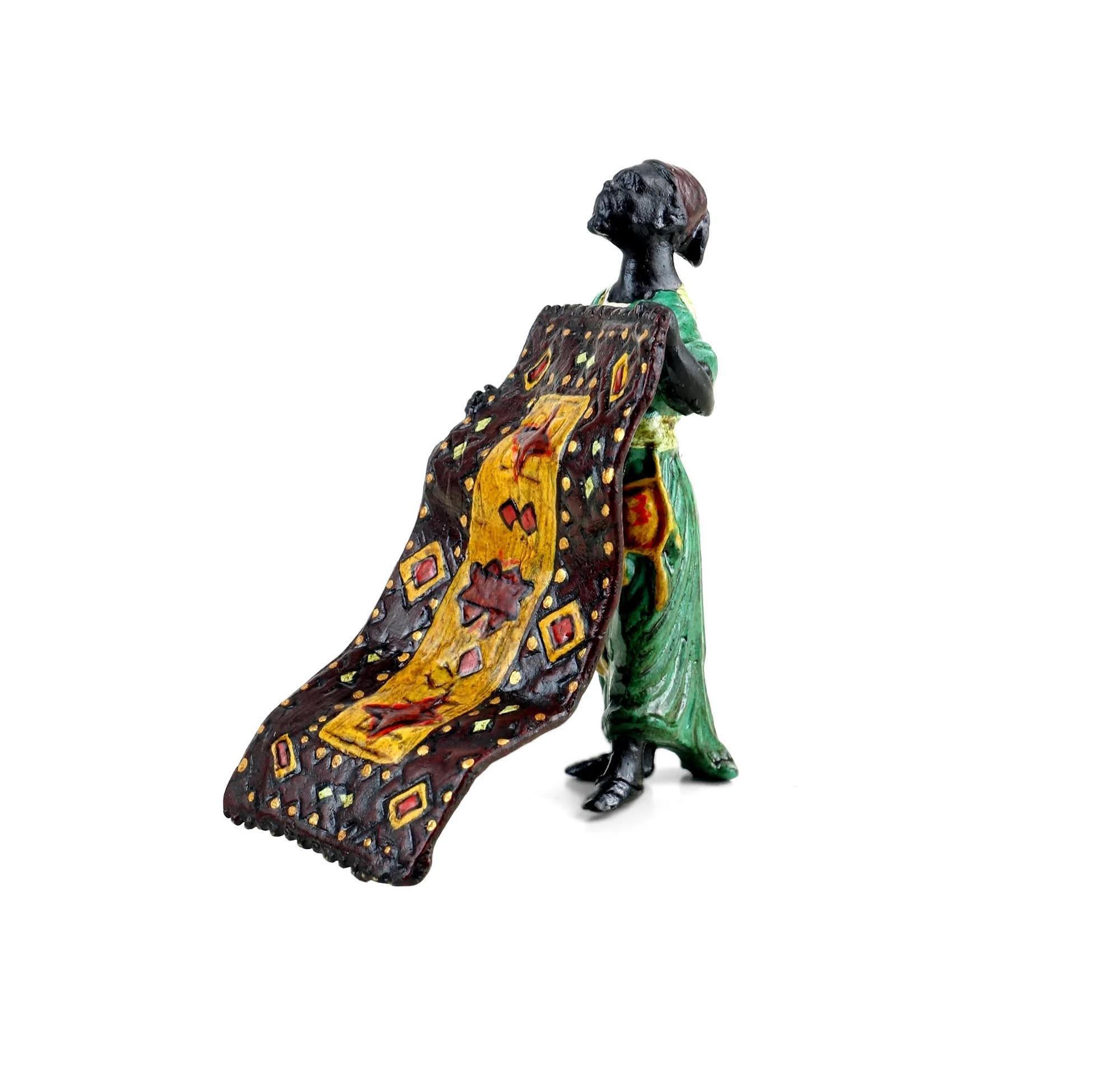 Sculpture, bronze de Vienne, représentant un marchand de tapis orientaliste, signée, production moderne de belle qualité.
Délai de production estimé : 1 à 2 semaines.

L : 5cm, H : 8cm, P : 6cm