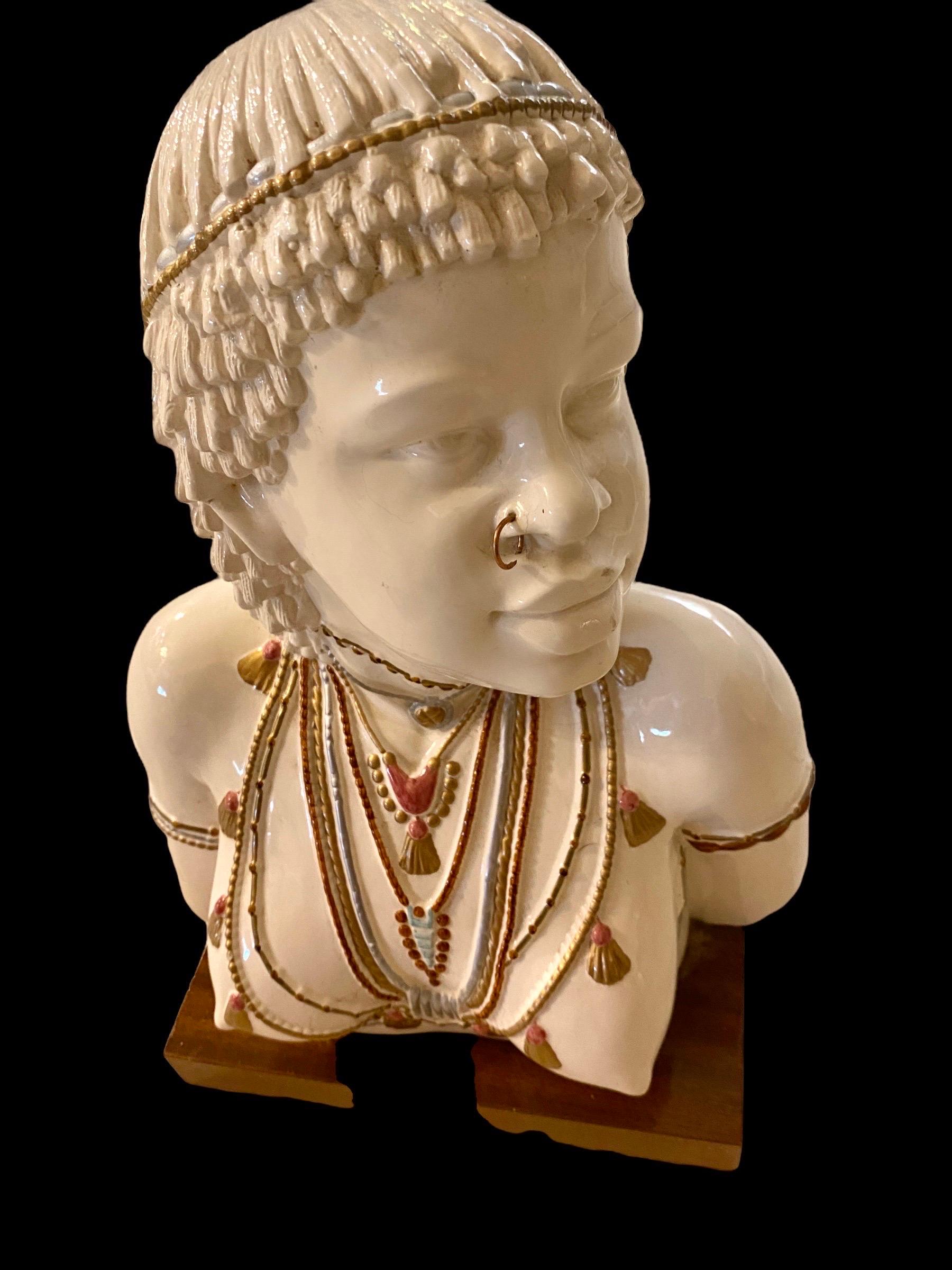 exceptionnelle paire de sculptures italiennes en céramique blanche, modèle de luxe et extrêmement rare avec sa peinture et ses accessoires. cette paire de céramiques représente un couple d'aborigènes avec leurs bijoux. le modèle est grand et très