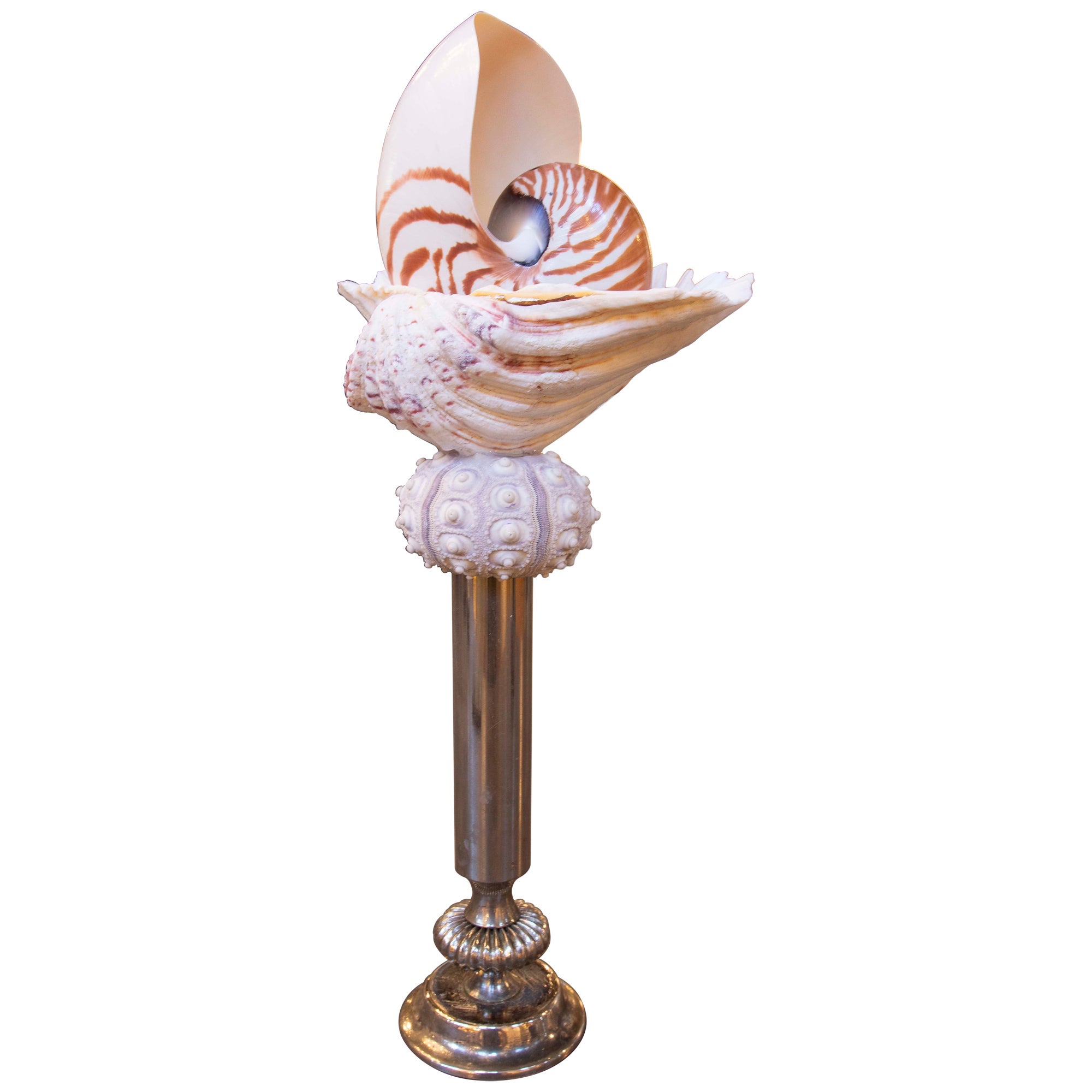 Skulptur mit Muscheln und Sockel mit antikem Silberblech-Kandelaber