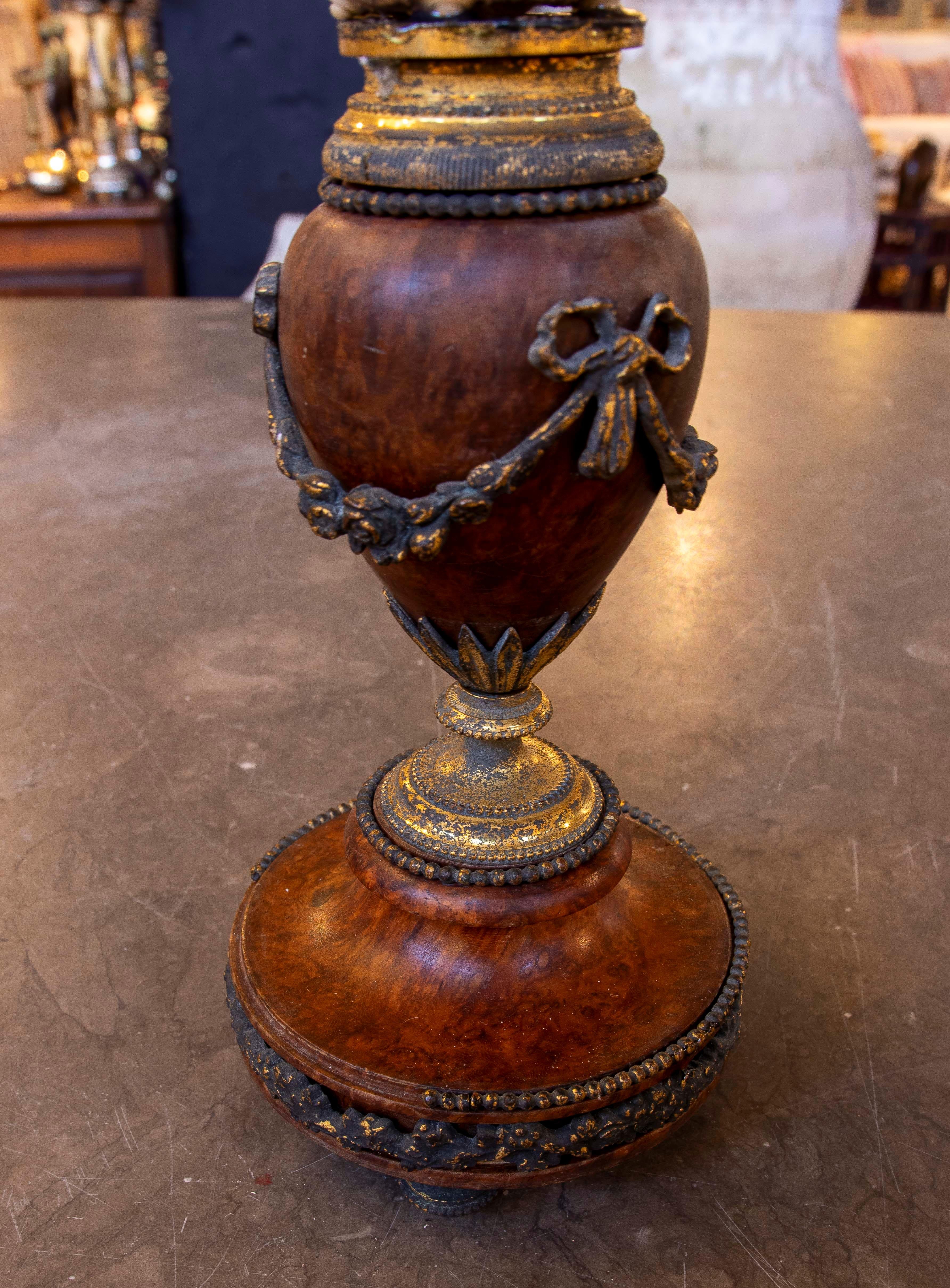 Sculpture avec coquillages  Avec base française ancienne en bronze en vente 5