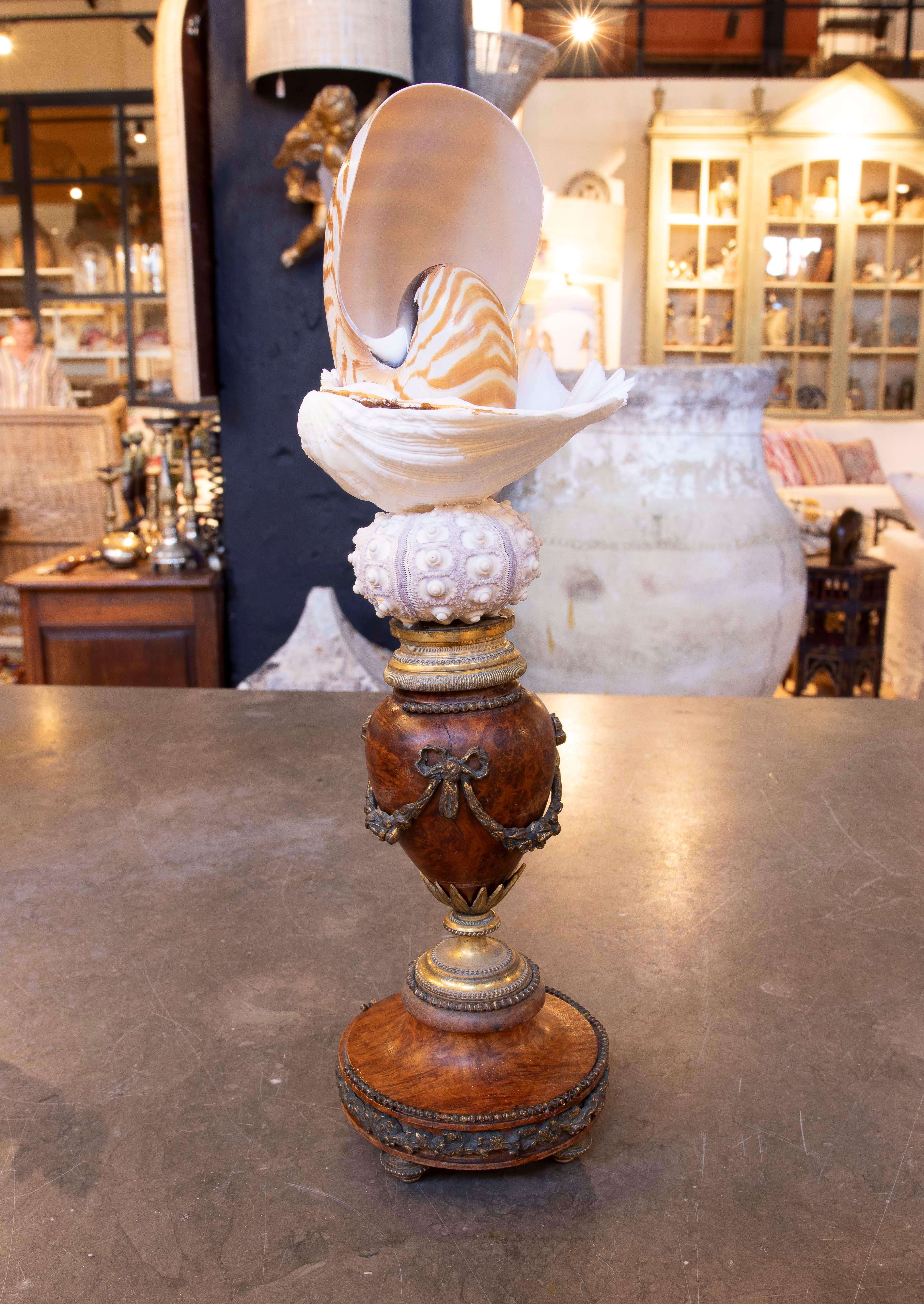 Spagnolo Scultura con conchiglie con base Antique French con bronzo in vendita