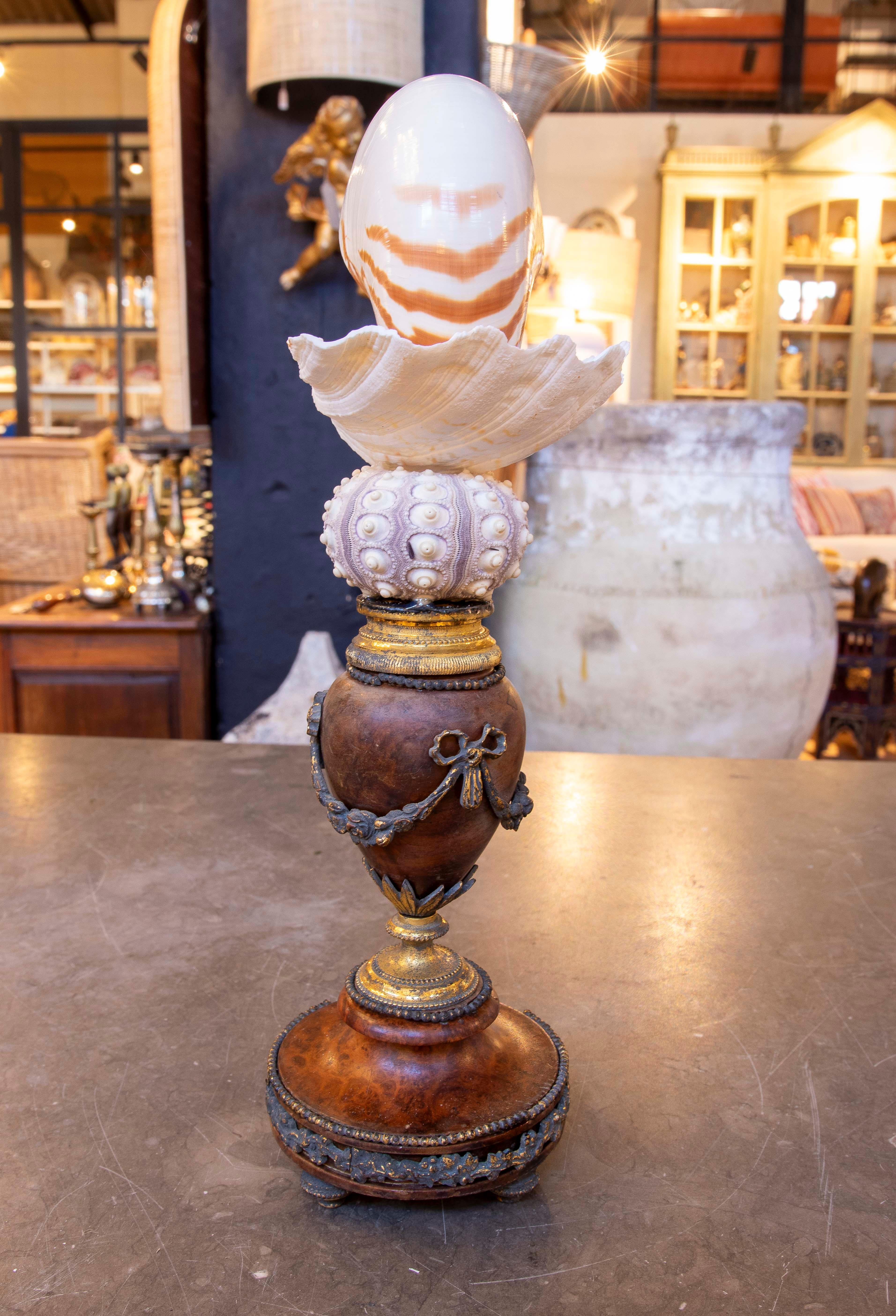Sculpture avec coquillages  Avec base française ancienne en bronze Bon état - En vente à Marbella, ES