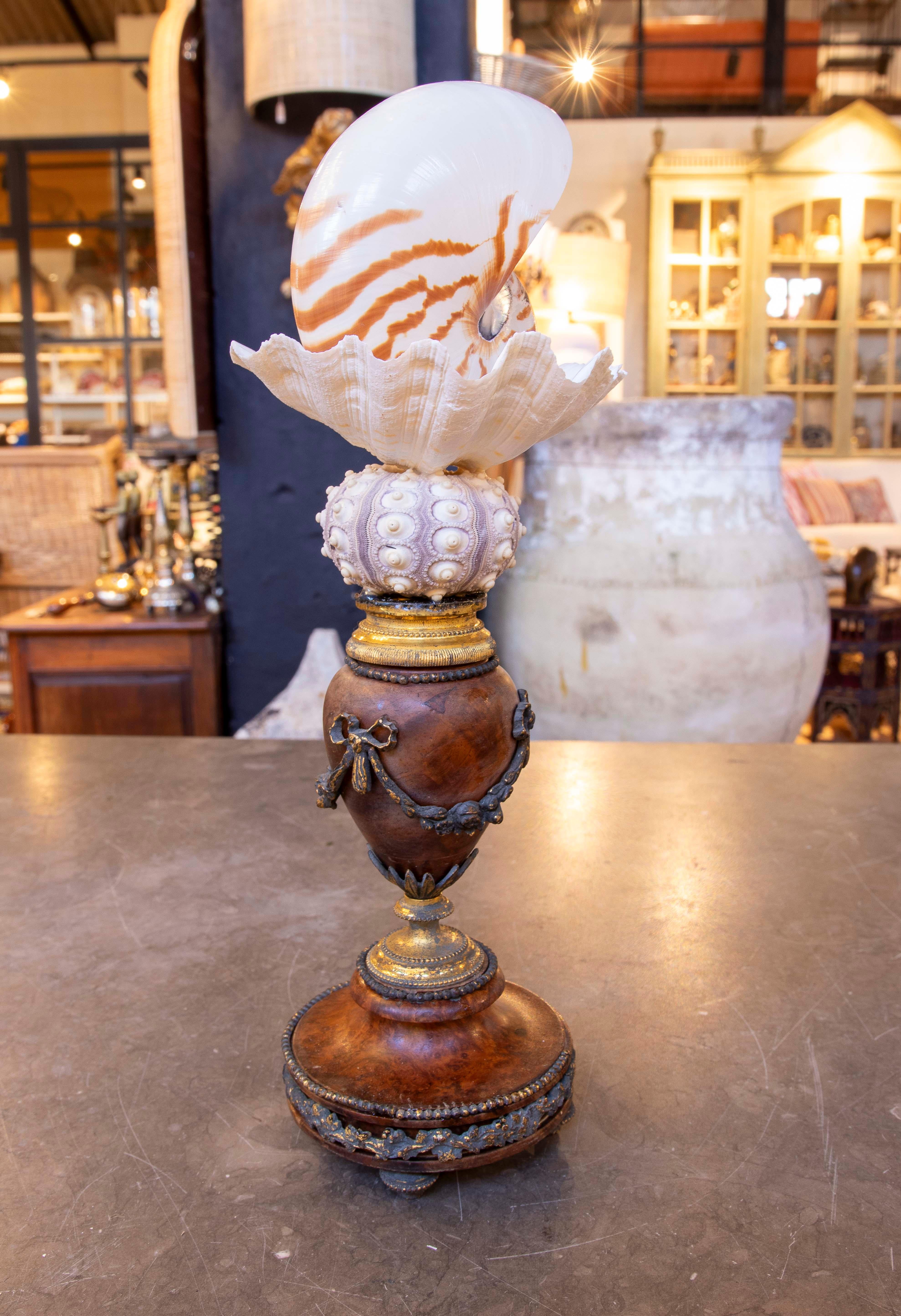 20ième siècle Sculpture avec coquillages  Avec base française ancienne en bronze en vente
