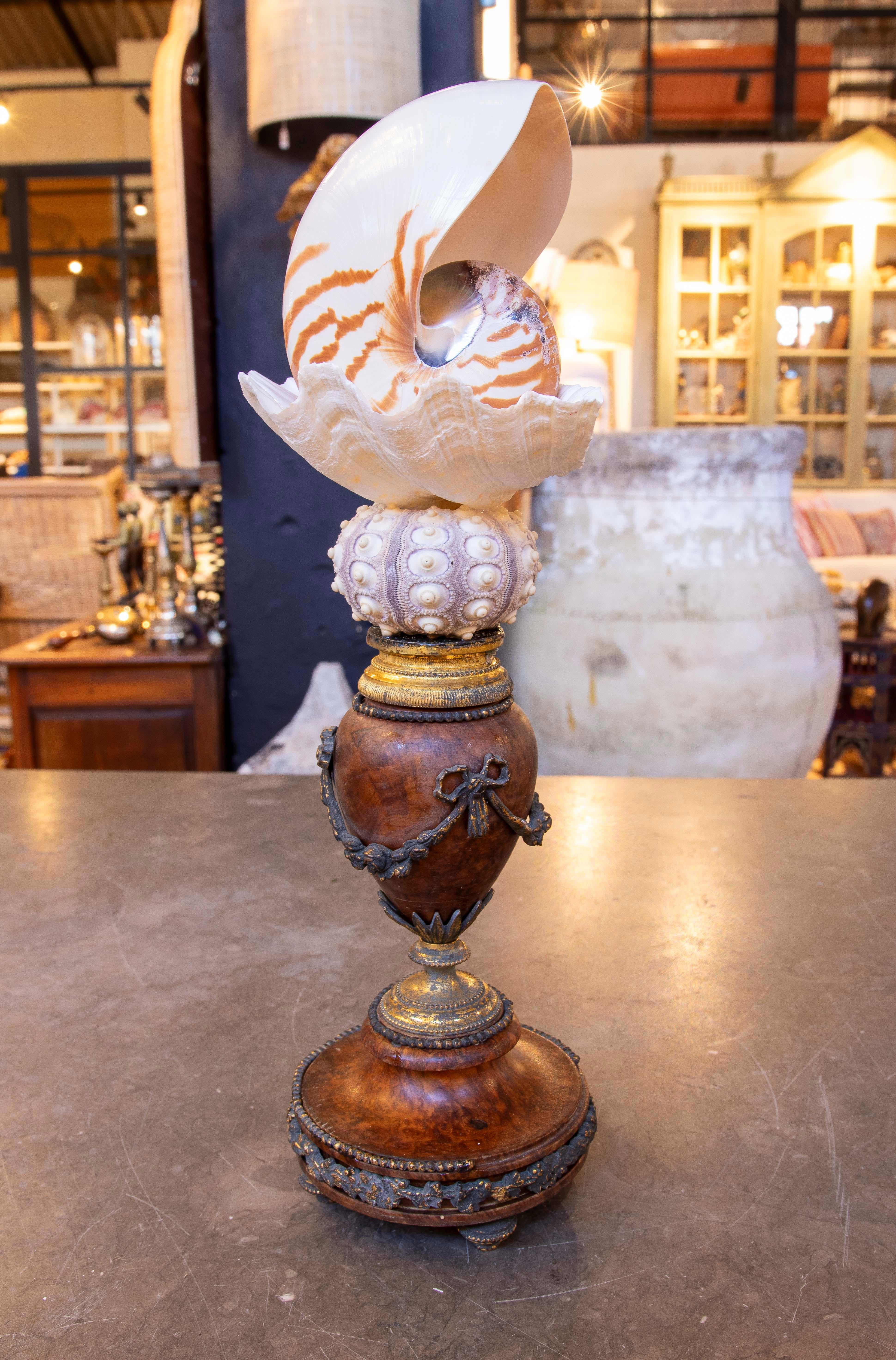 Bronze Sculpture avec coquillages  Avec base française ancienne en bronze en vente