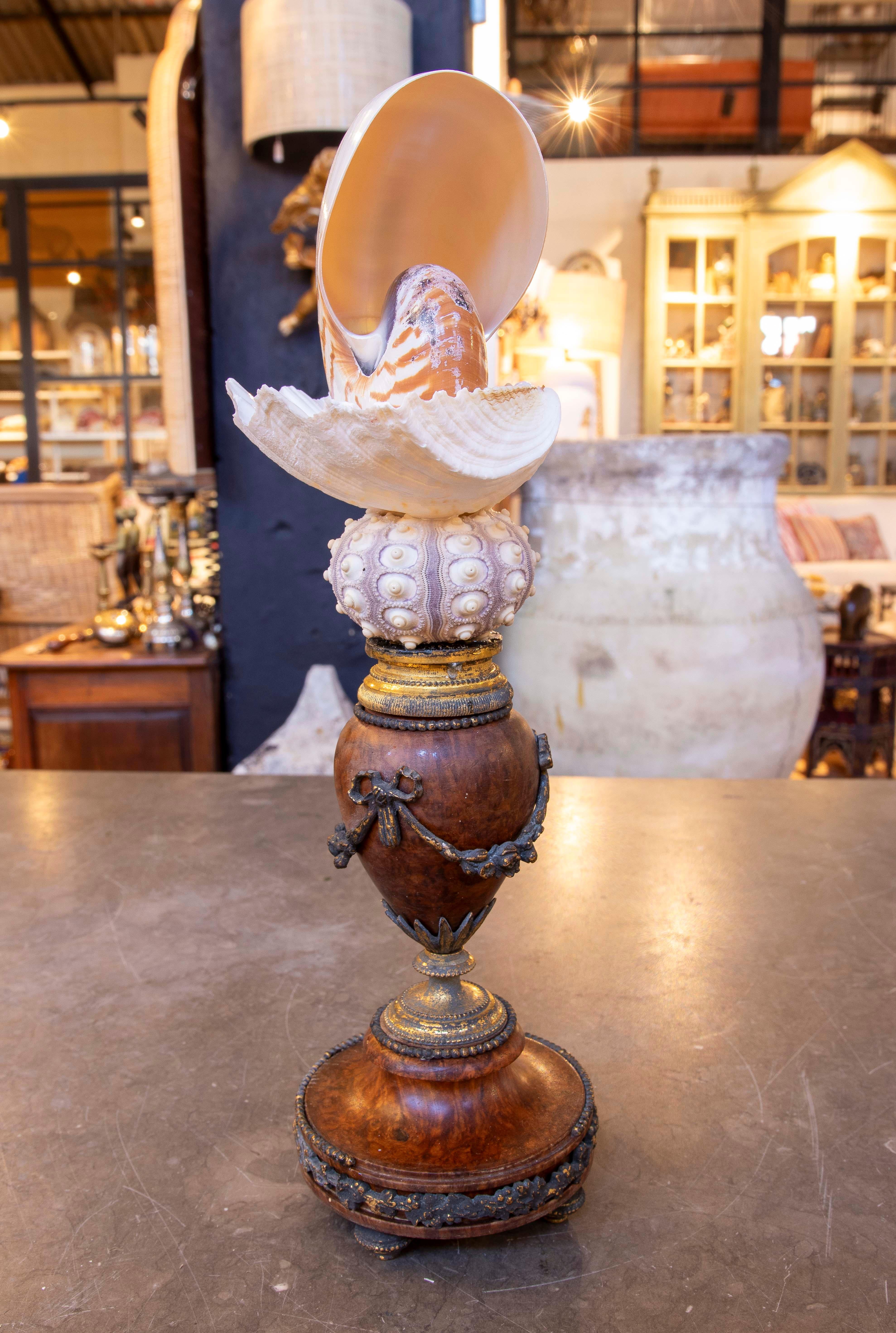Sculpture avec coquillages  Avec base française ancienne en bronze en vente 1