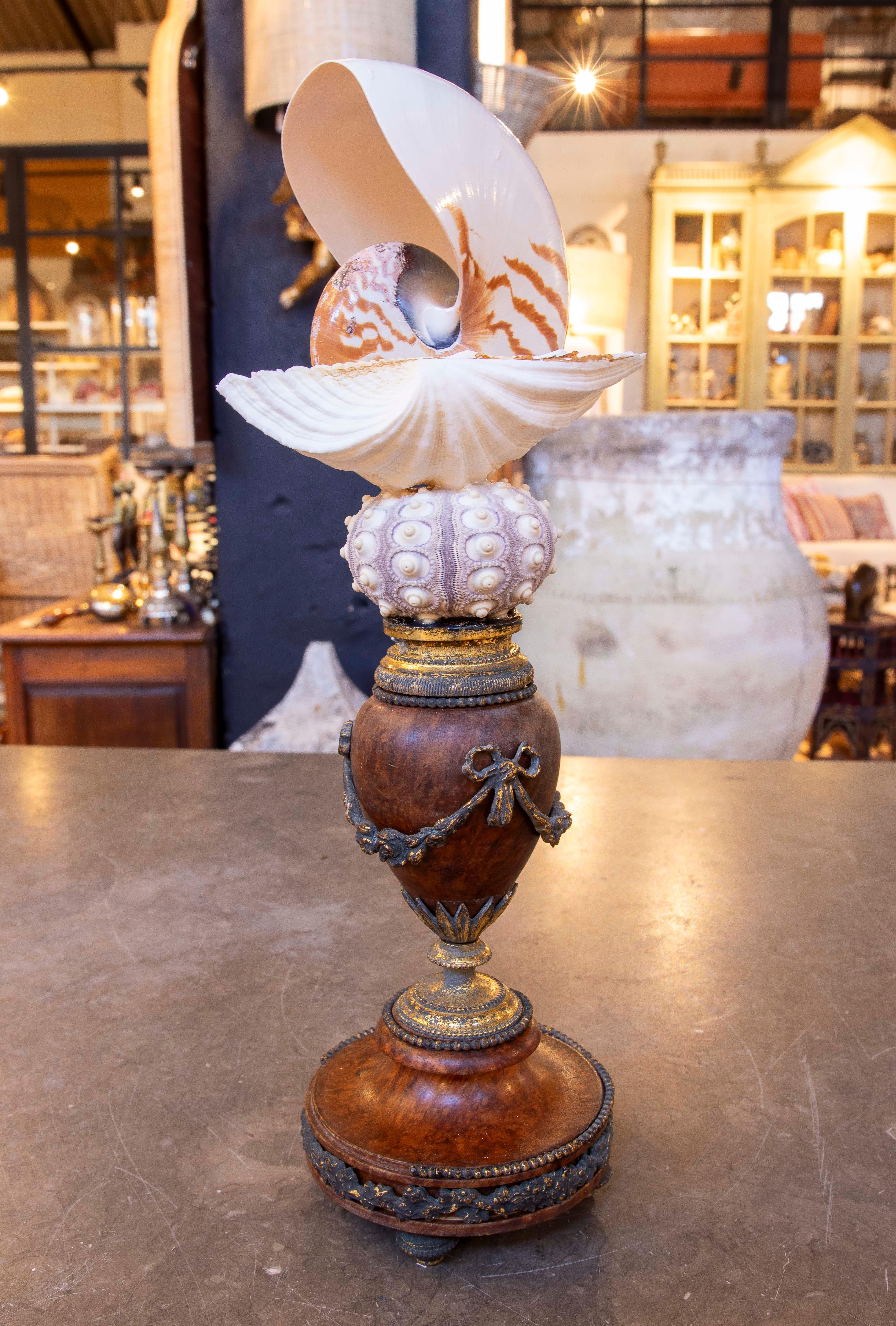 Sculpture avec coquillages  Avec base française ancienne en bronze en vente 2