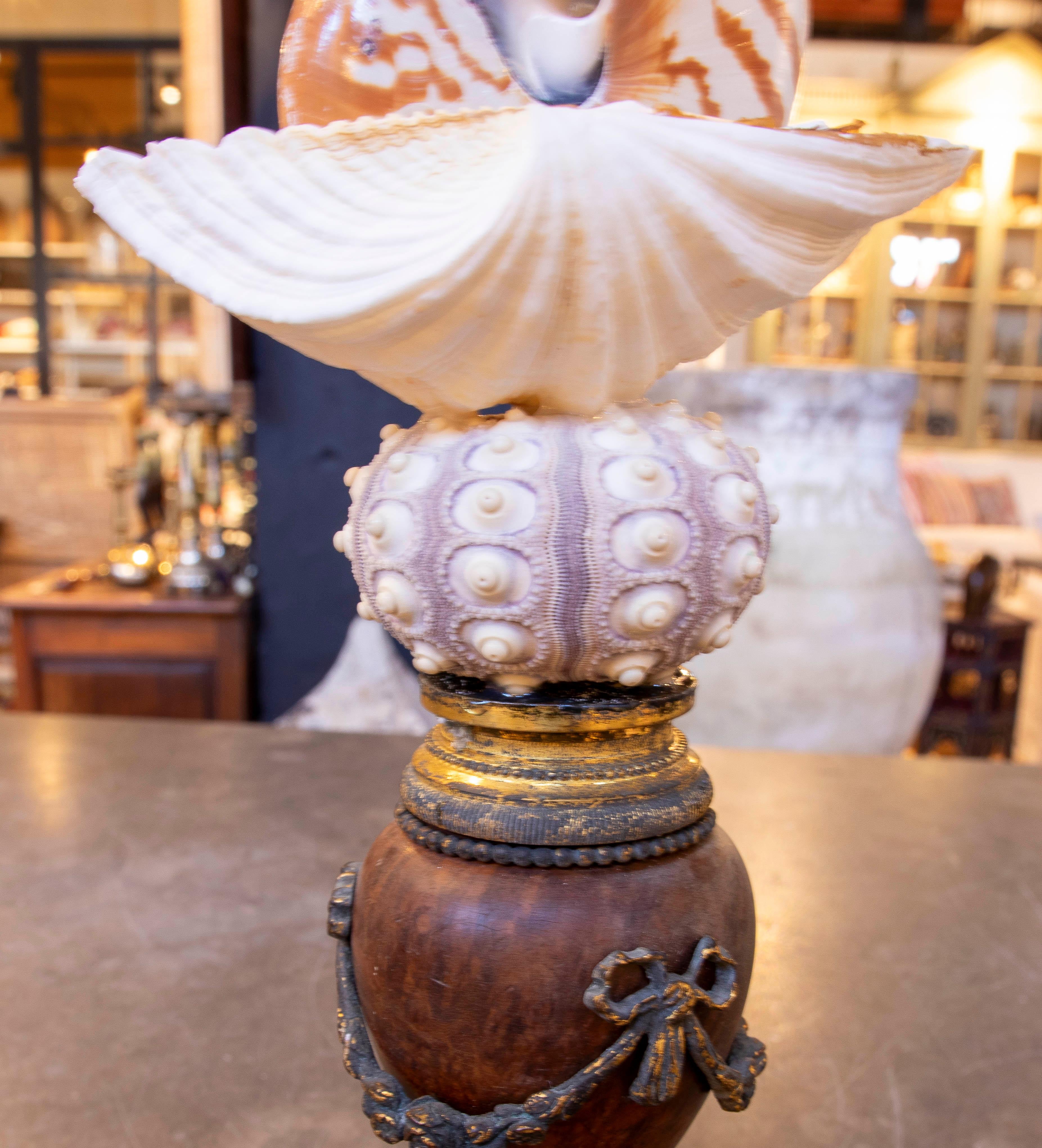 Sculpture avec coquillages  Avec base française ancienne en bronze en vente 4