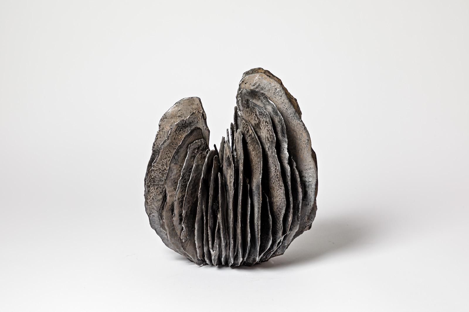 Skulptur mit Flügeln aus schwarz glasiertem Steingut, Jean-Pierre Bonardot, 2022 im Zustand „Hervorragend“ im Angebot in Saint-Ouen, FR