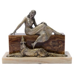 Escultura "Mujer sentada con galgo" de Armand Lémo