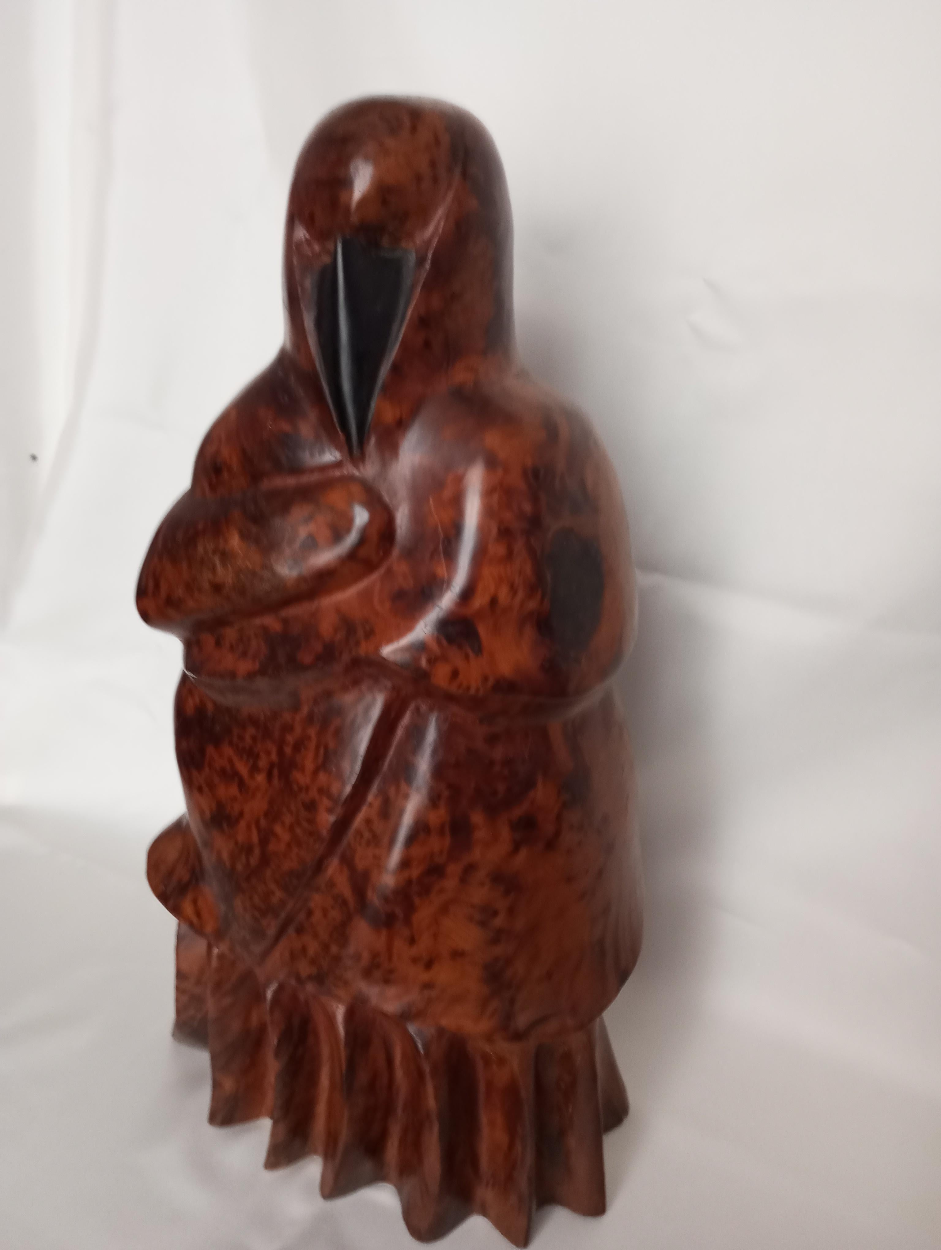 
Sculpture of Islamic art expertly crafted in Thuja wood, depicting a woman wearing a hijab. The female figure is sculpted with elegant and fluid lines, expressing grace. Thuja wood, with its grain, adds a natural dimension among the folds of the