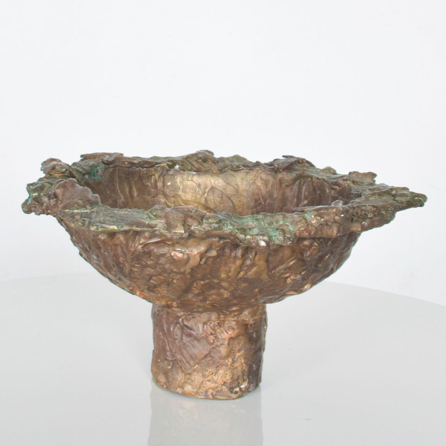 For your consideration: Sculptured Brutalist bronze pedestal bowl inspired by Giacometti, Mid-Century Modern.

Brutalist design in cast bronze reminiscent of French Giacometti Style. No signature present.

Dimensions: 6