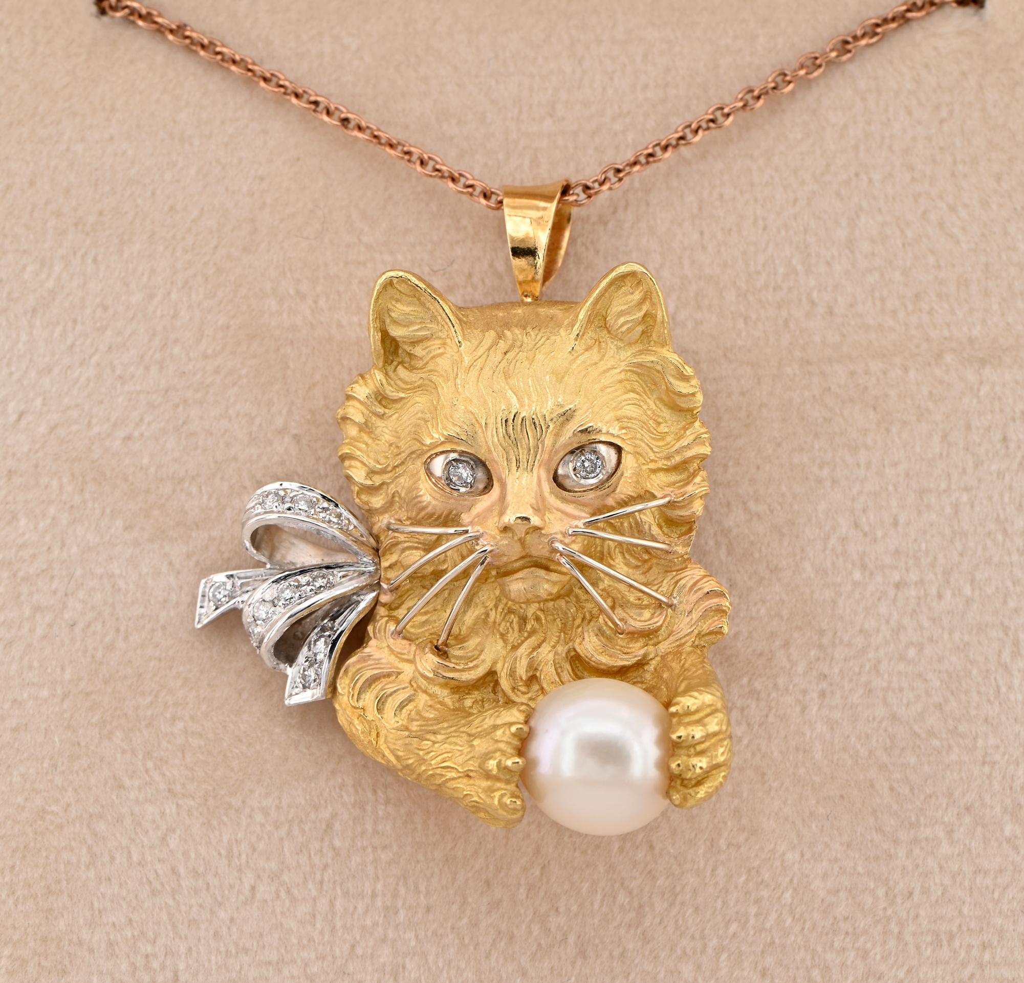 Cat’s Print in Heart
This unique brooch pendant is 1950 ca
Amazing sculptured past art work, realistically rendered and richly detailed of heavy solid 18 Kt gold, 22.4 grams!
It features a beautiful sculptured and hand carved cat playing with a ball