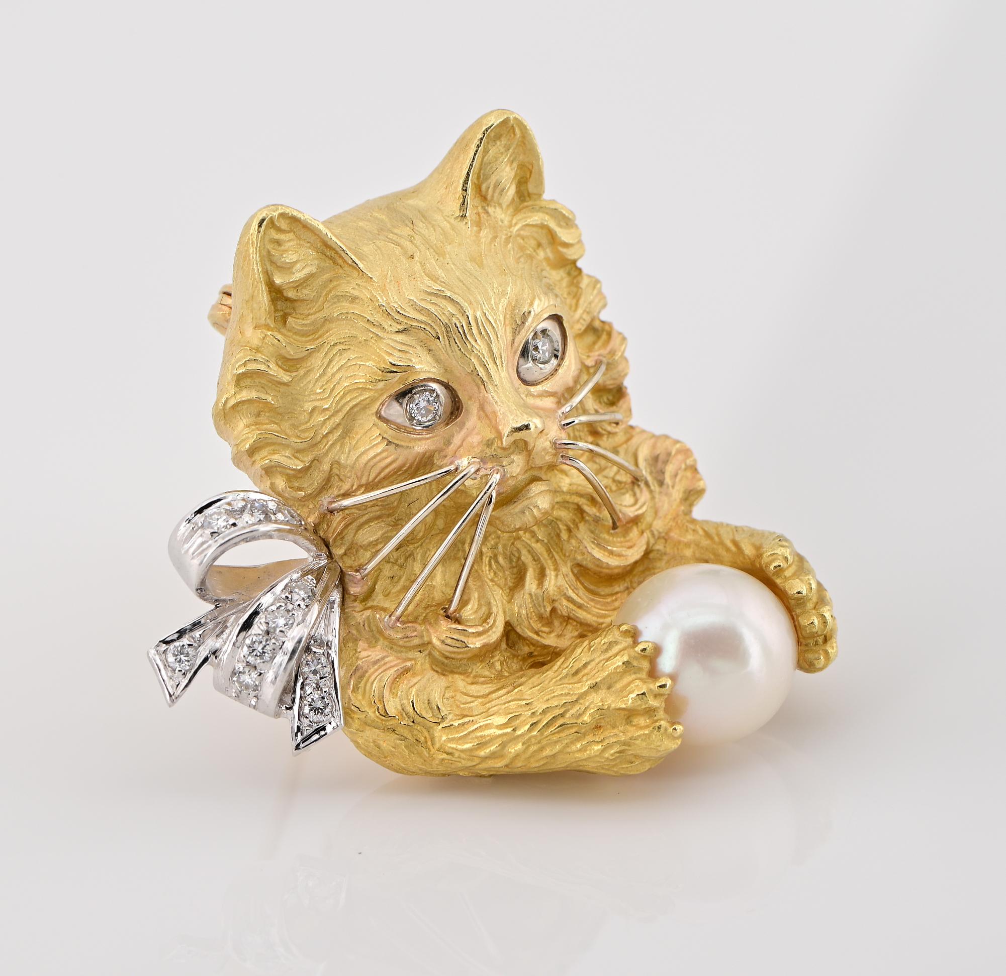 Sculptured Cat Diamond Pearl 18 Kt Brooch Pendant In Good Condition For Sale In Napoli, IT