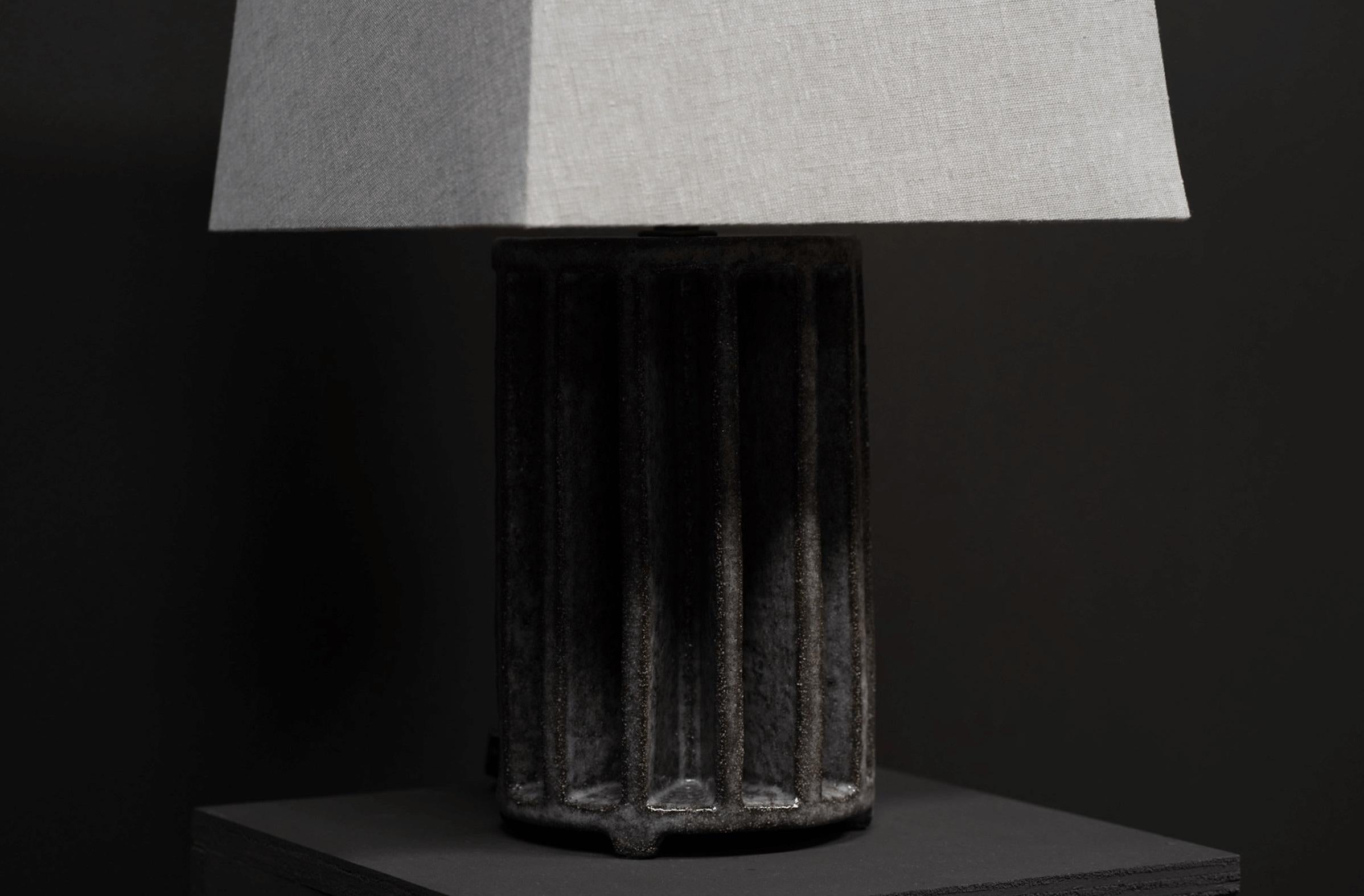 Américain Lampe à poser en céramique I+I sculptée en vente