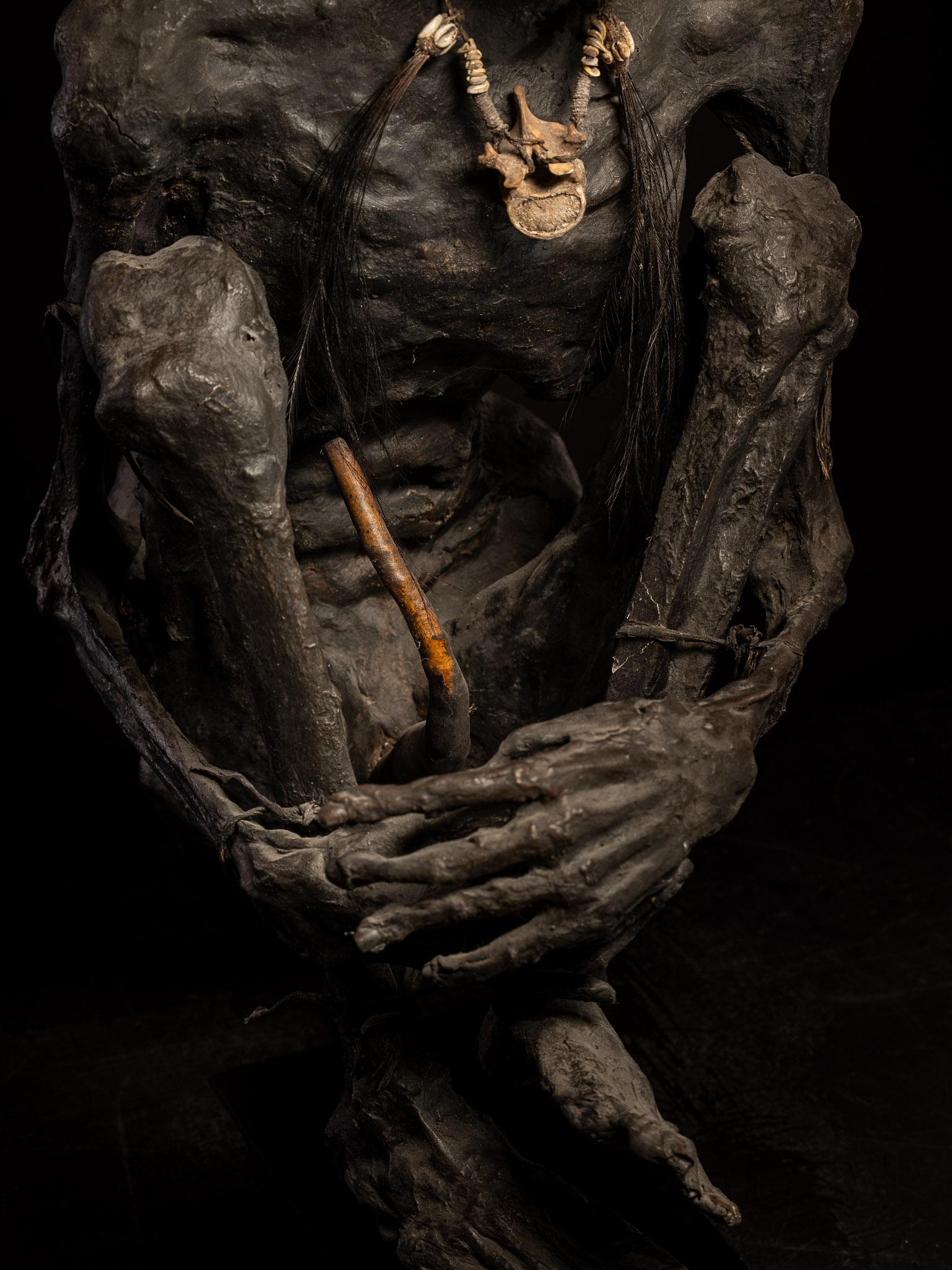 Belge Modèle sculpté d'une momie fumée, Papouasie-Nouvelle-Guinée, papier mâché, C.C. en vente