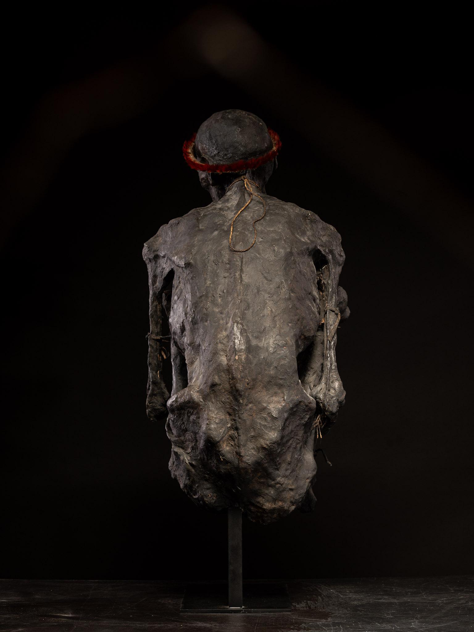 XXIe siècle et contemporain Modèle sculpté d'une momie fumée, Papouasie-Nouvelle-Guinée, papier mâché, C.C. en vente