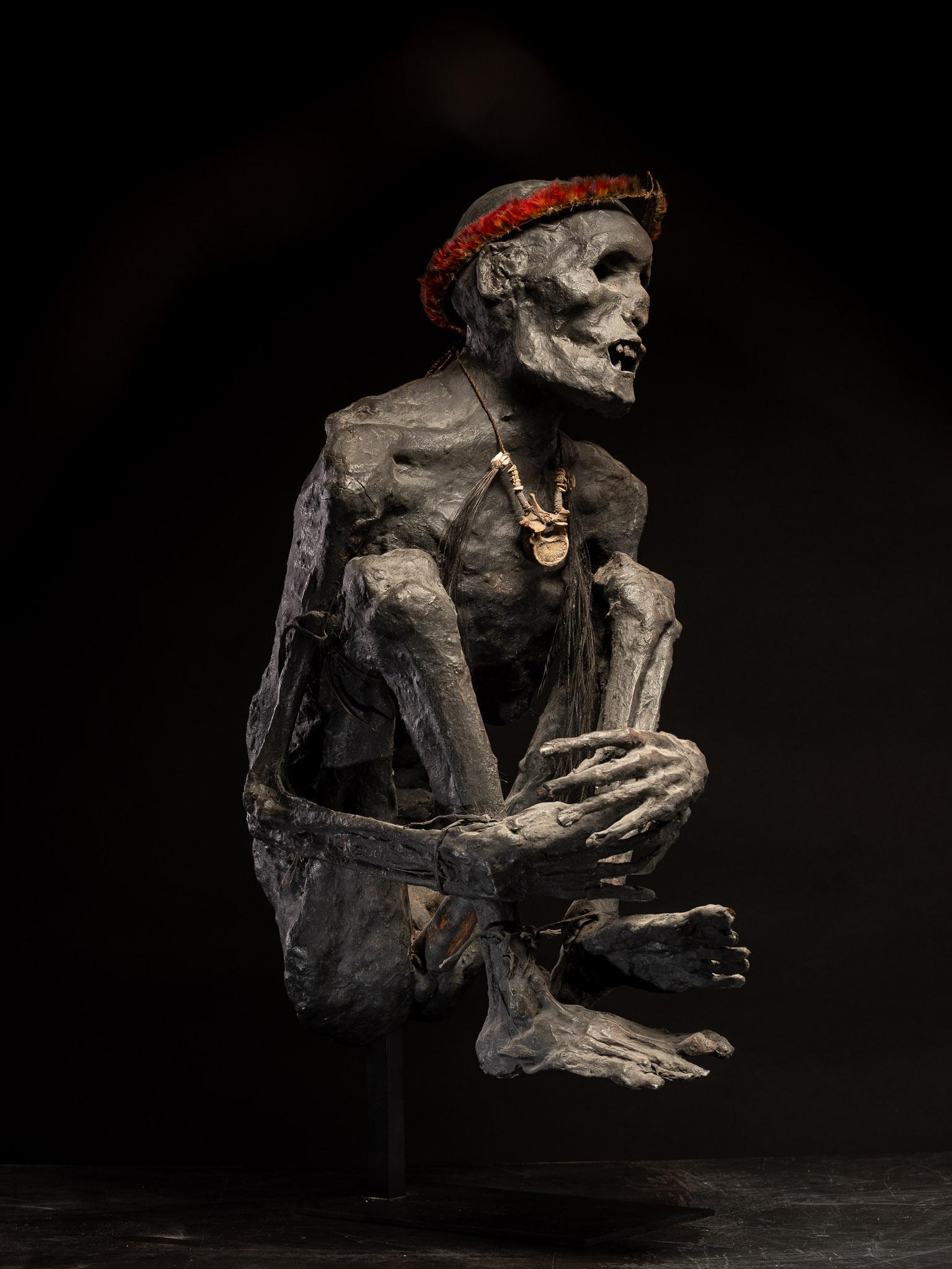 Modèle sculpté d'une momie fumée, Papouasie-Nouvelle-Guinée, papier mâché, C.C. en vente 1