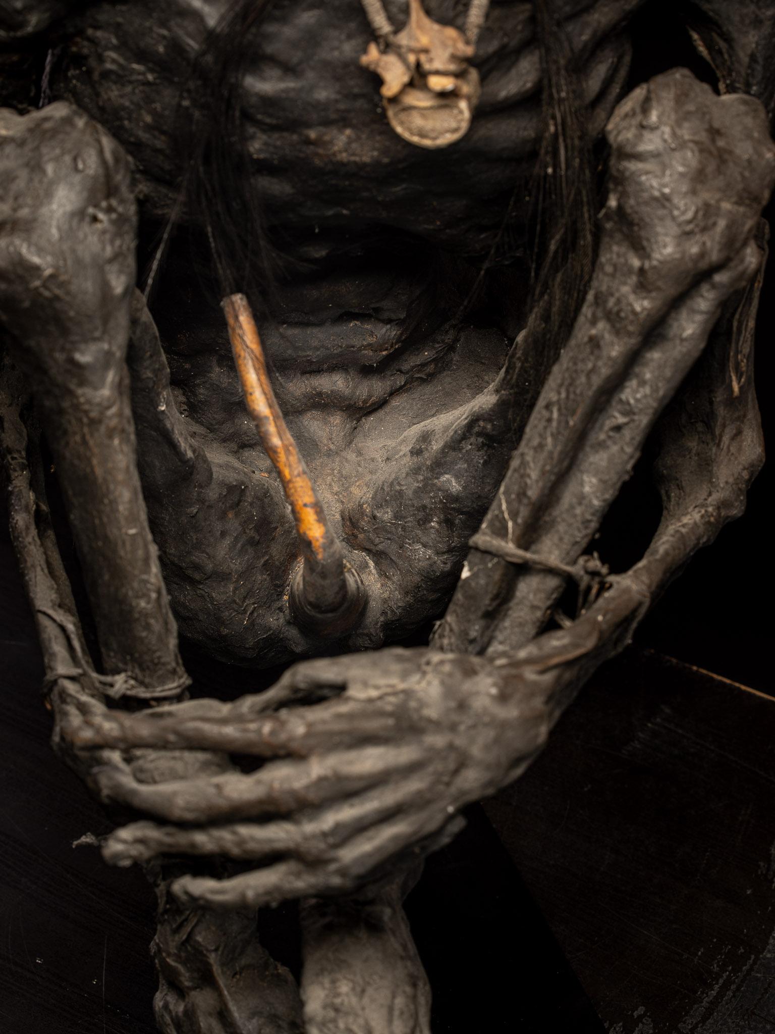 Modèle sculpté d'une momie fumée, Papouasie-Nouvelle-Guinée, papier mâché, C.C. en vente 2