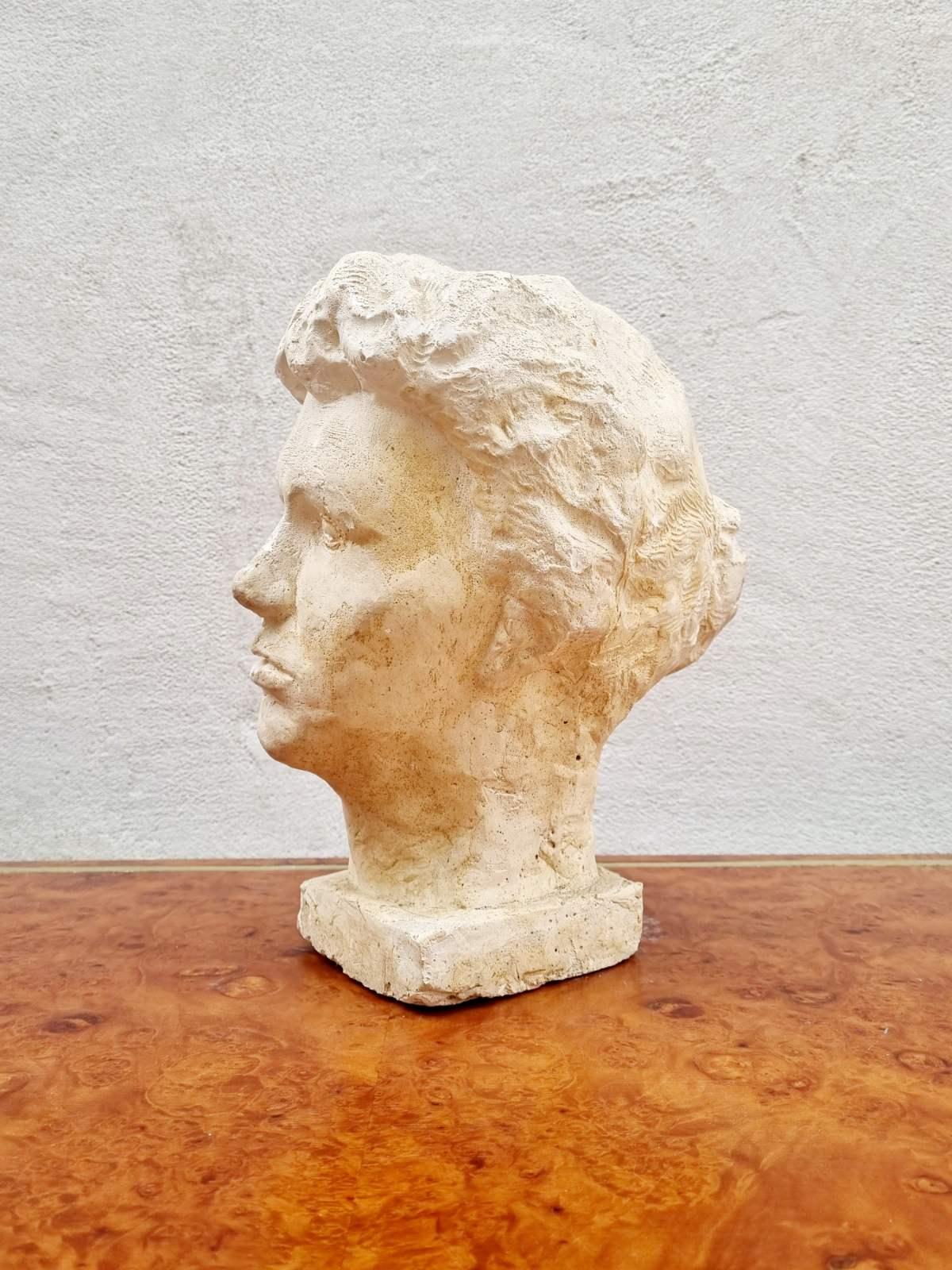 Bonita cabeza de mujer hecha en escayola.
Esta pieza se fabricó en Italia en los años 50.
Encontrado cerca de Florencia