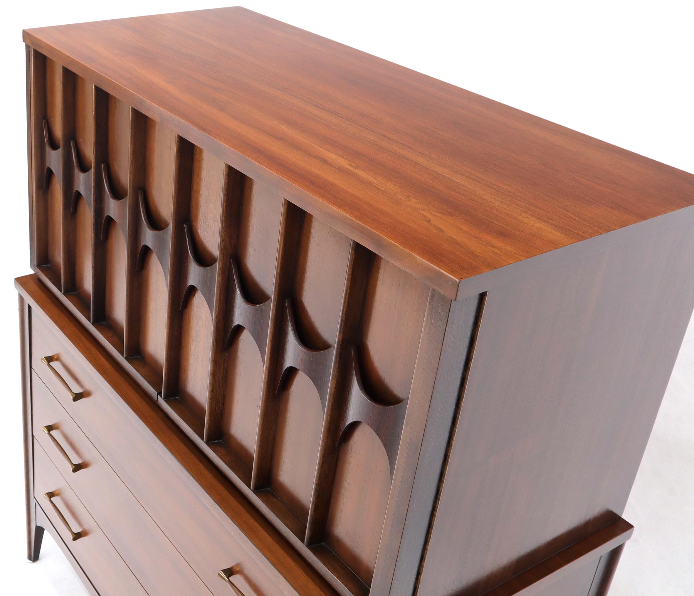 Cassettone a due ante in noce e palissandro di Kent Coffey, in condizioni pulitissime, della linea Mid-Century Modern.