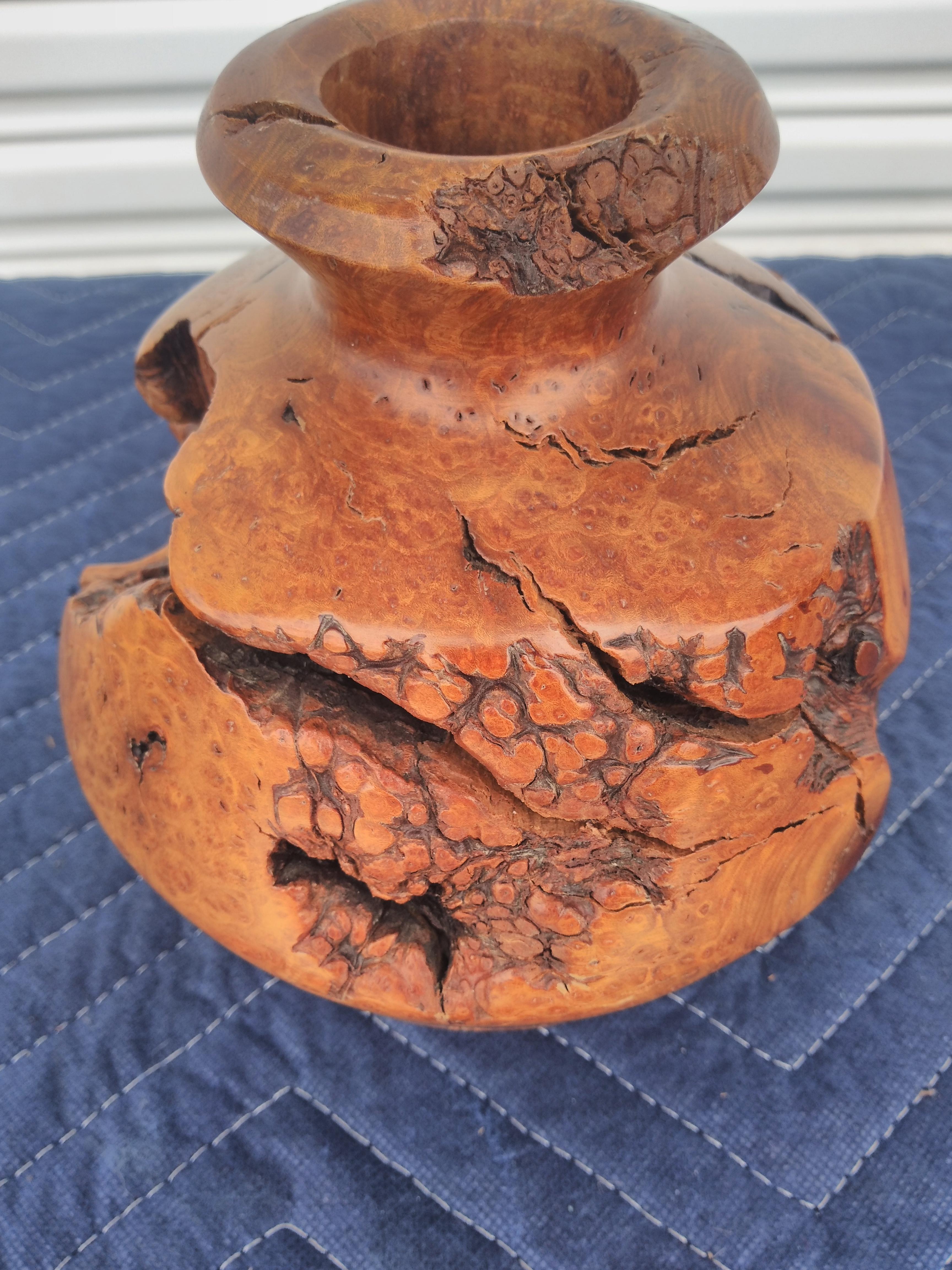 Il s'agit d'une sculpture magnifiquement réalisée à partir de racines de ronce. Placée sur un tour, elle a été tournée et transformée en ce merveilleux vase. Il comporte beaucoup de détails et de savoir-faire. 

Un bel élément décoratif dans