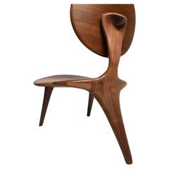 Skulpturaler Tut-Stuhl aus Holz – ägyptisch inspiriert 