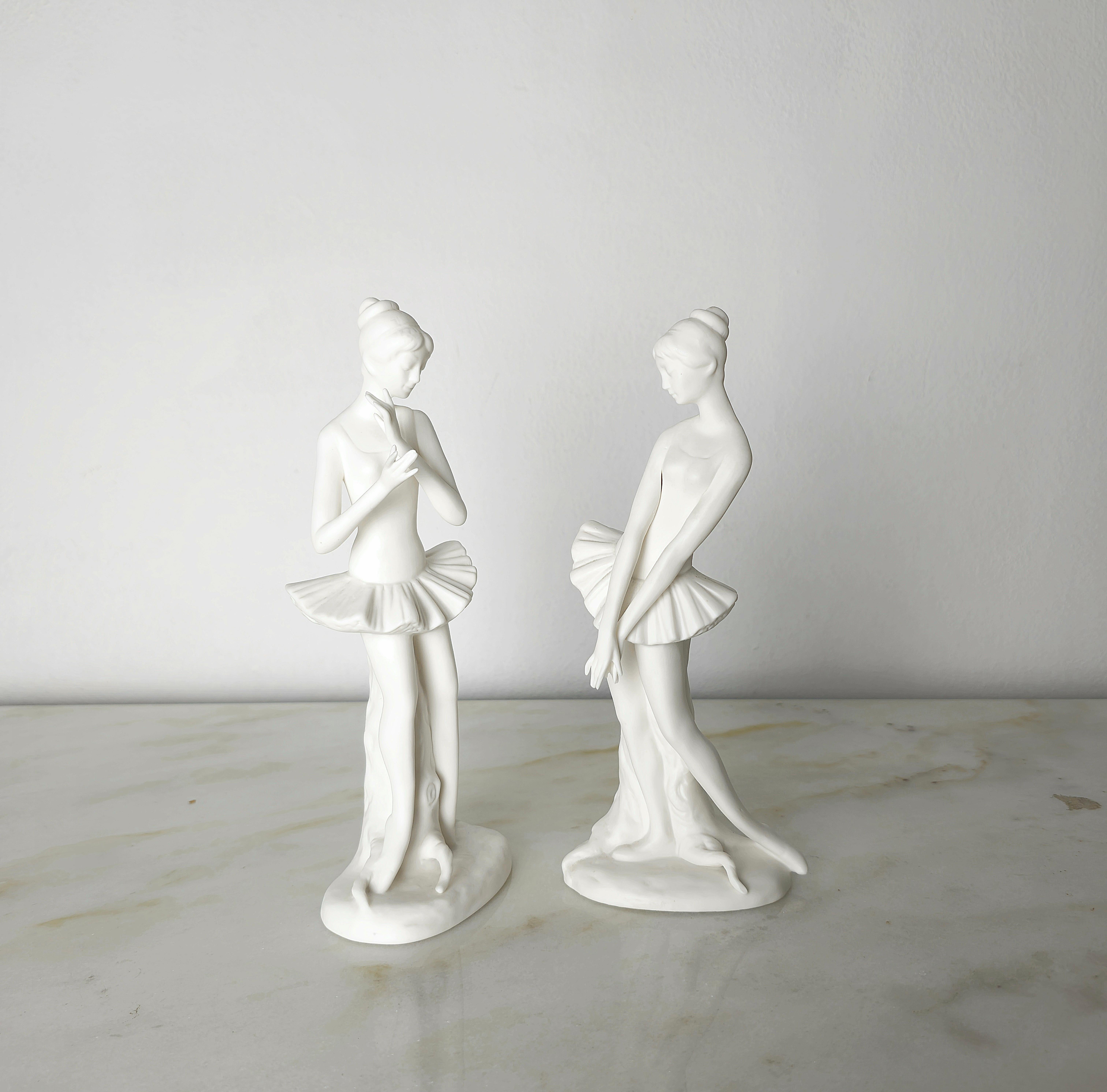 Ensemble de 2 sculptures représentant des danseuses avec tutu en porcelaine biscuit. Produit en Italie dans les années 1950.


Note : Nous essayons d'offrir à nos clients un excellent service, même pour les envois dans le monde entier, en