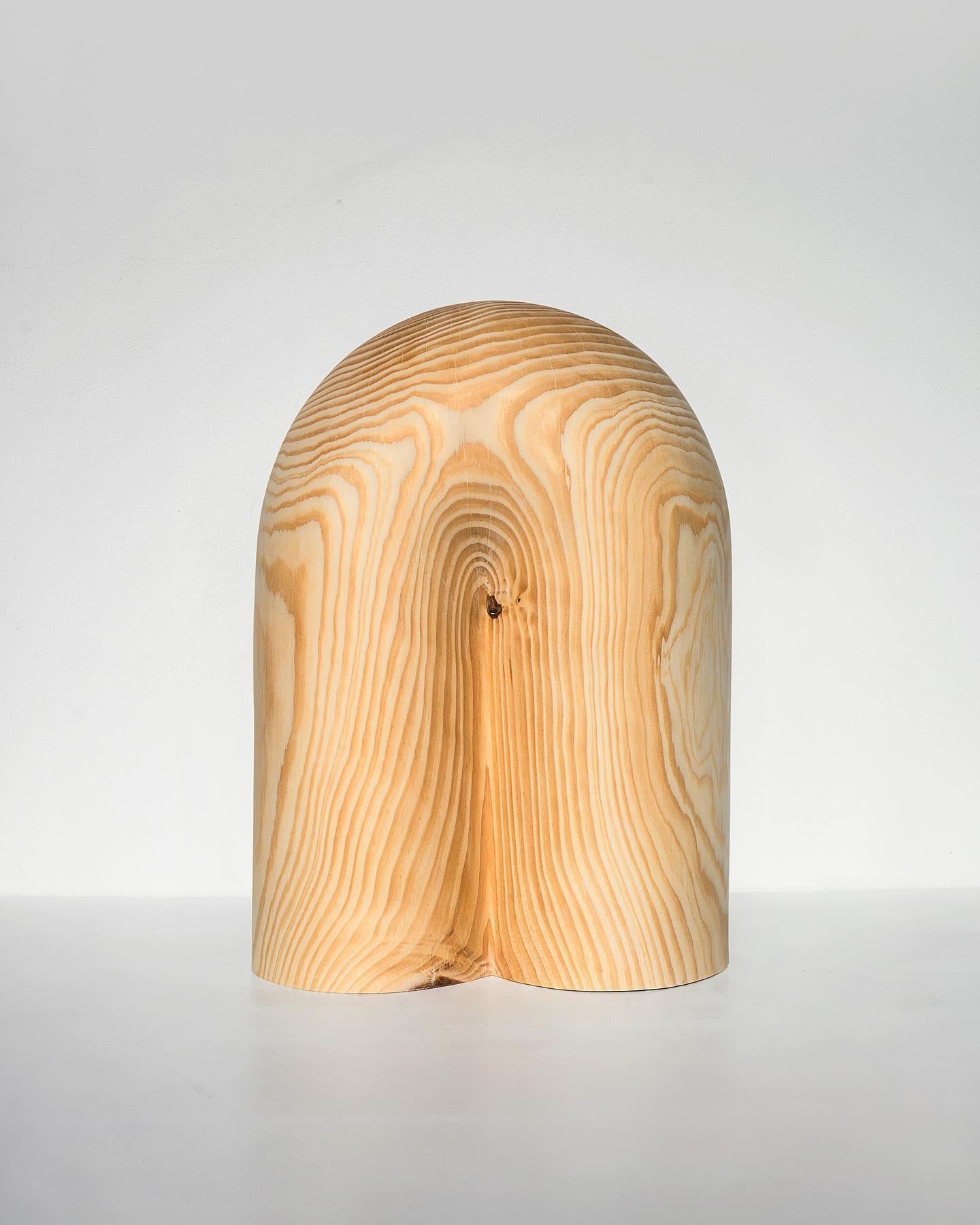 Sculture da Pine Tree di Touch With Eyes
Dimensioni: L 20 x P 40 x H 50 cm
Materiali: Wood, olio e cera. 
Peso: 10 kg. 

La scultura è stata realizzata in legno con muffa dopo una tempesta. Il legno veniva lavorato a mano senza l'uso di macchine e