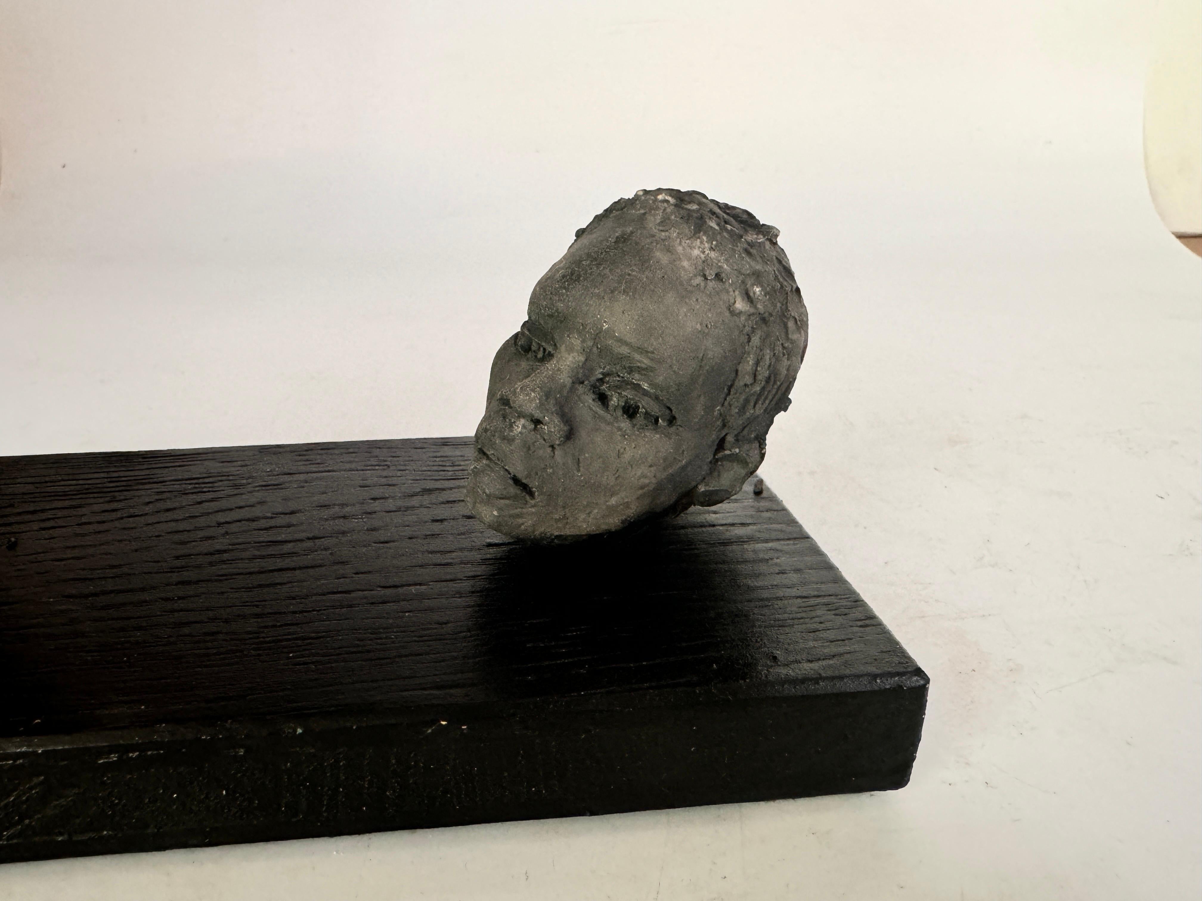Legno Sculture in Wood e ceramica provenienti dalla Francia di colore nero-rosso del 20° secolo in vendita