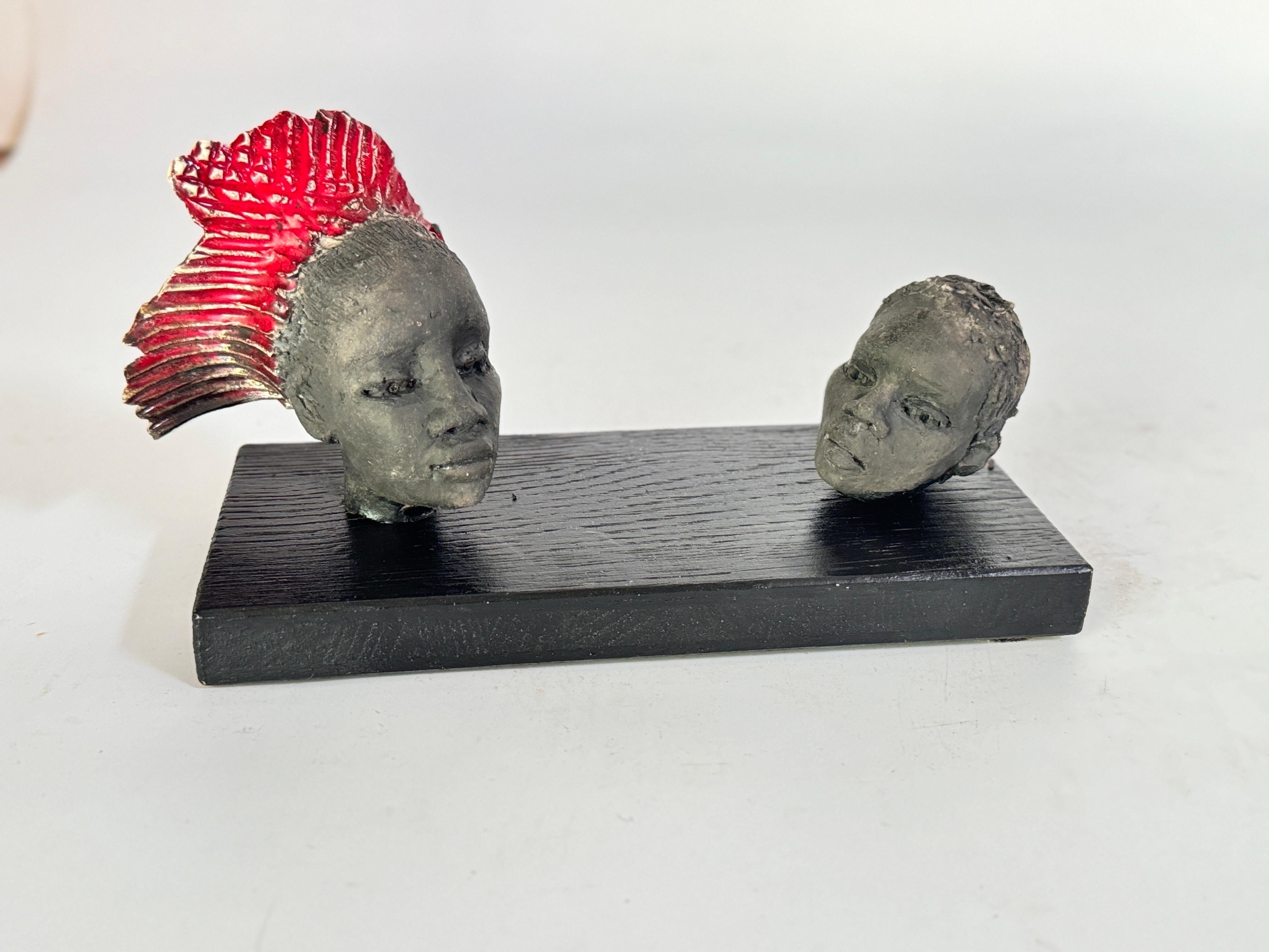 Sculture in Wood e ceramica provenienti dalla Francia di colore nero-rosso del 20° secolo in vendita 1