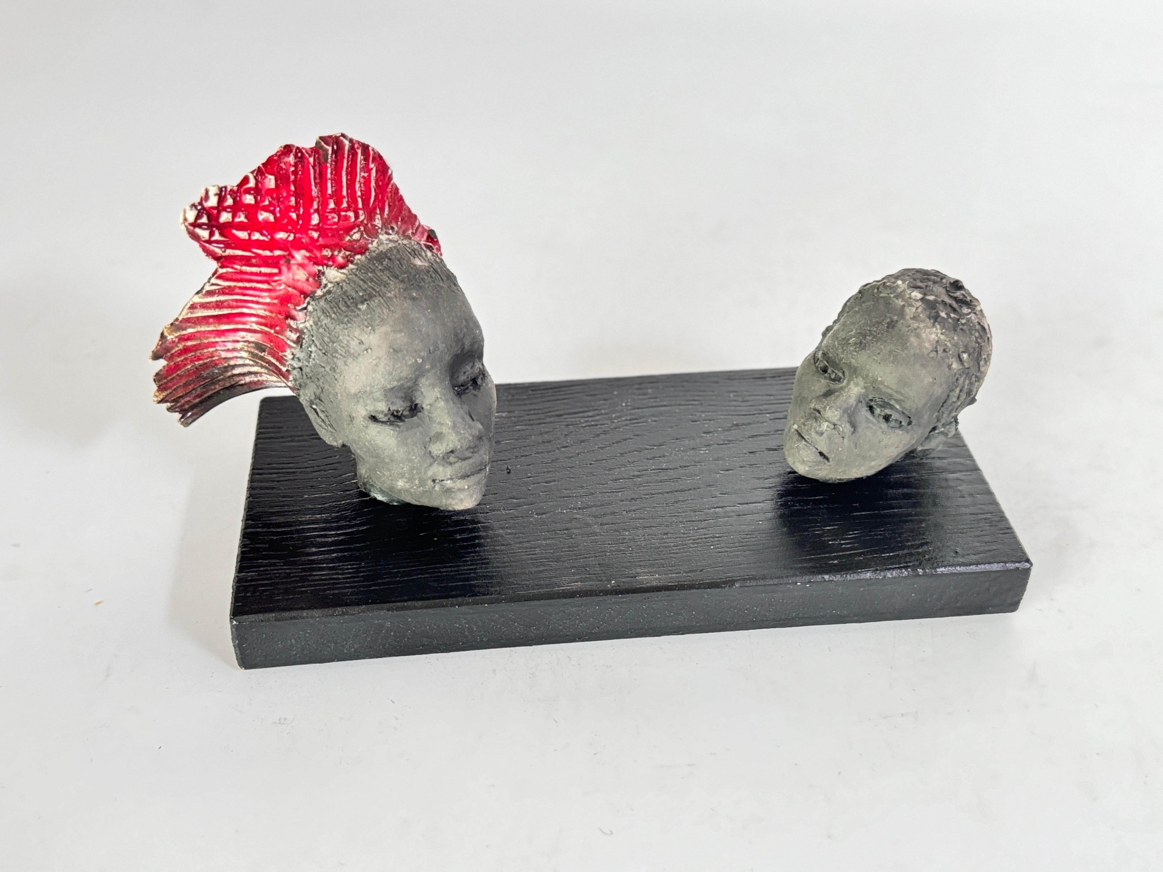 Sculture in Wood e ceramica provenienti dalla Francia di colore nero-rosso del 20° secolo in vendita 2