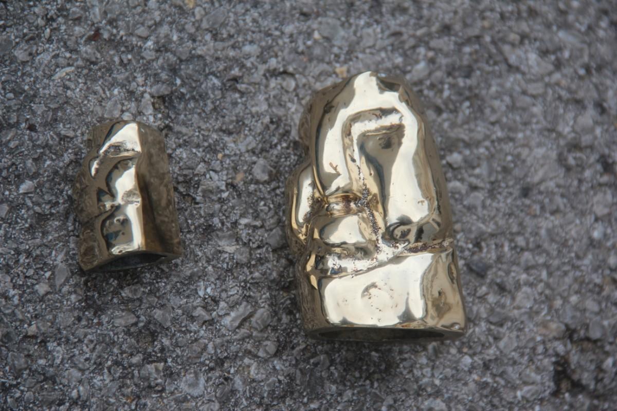 Sculptures of Stylized Heads in Italian Design 1970s Brass Gold Color For Sale 2