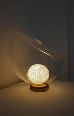 Lámpara de mesa de cristal escultórico, porcelana grabada y latón de Vezzini & Chen