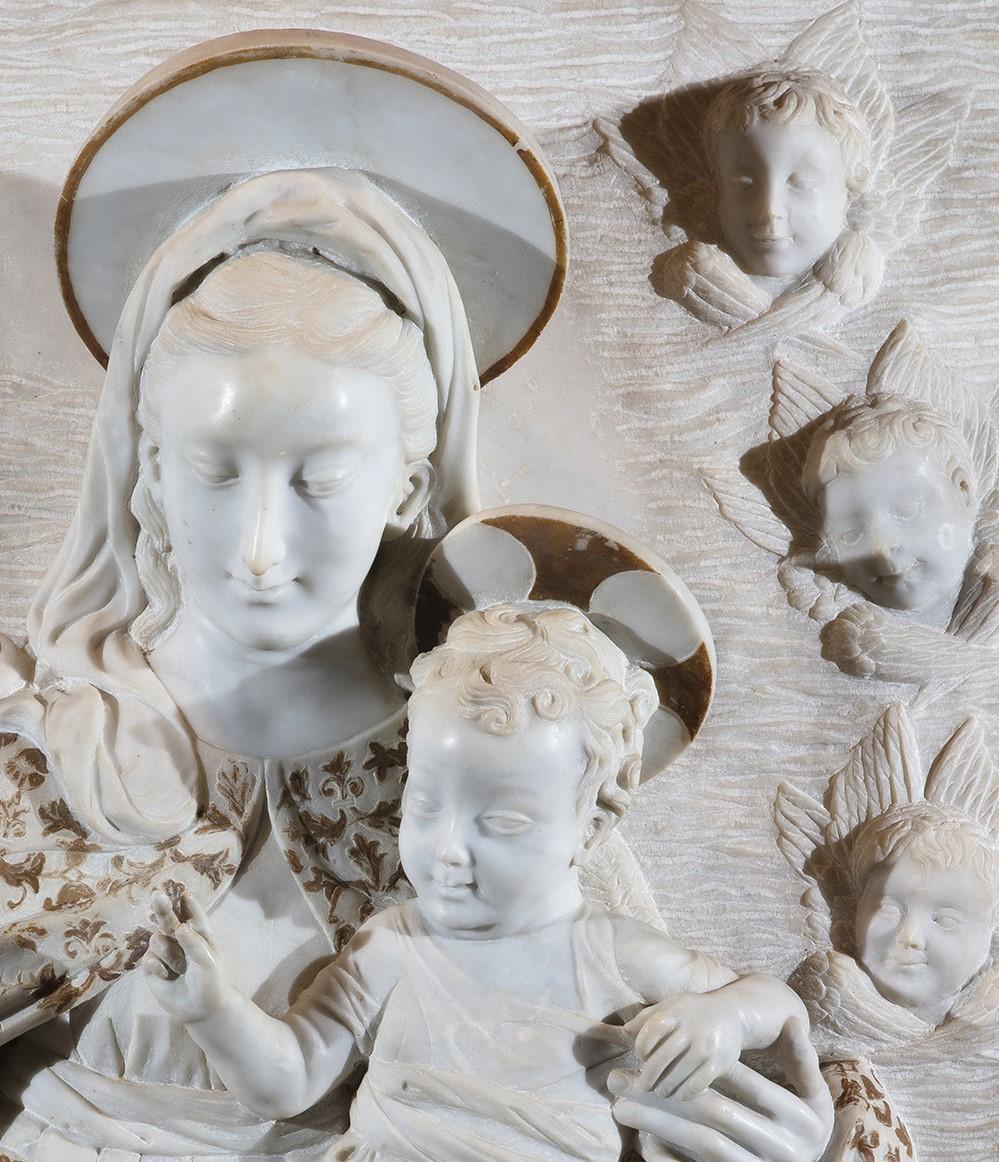 Late 19th century sculptor Madonna and Child with cherubs' heads In Good Condition For Sale In Milano, IT