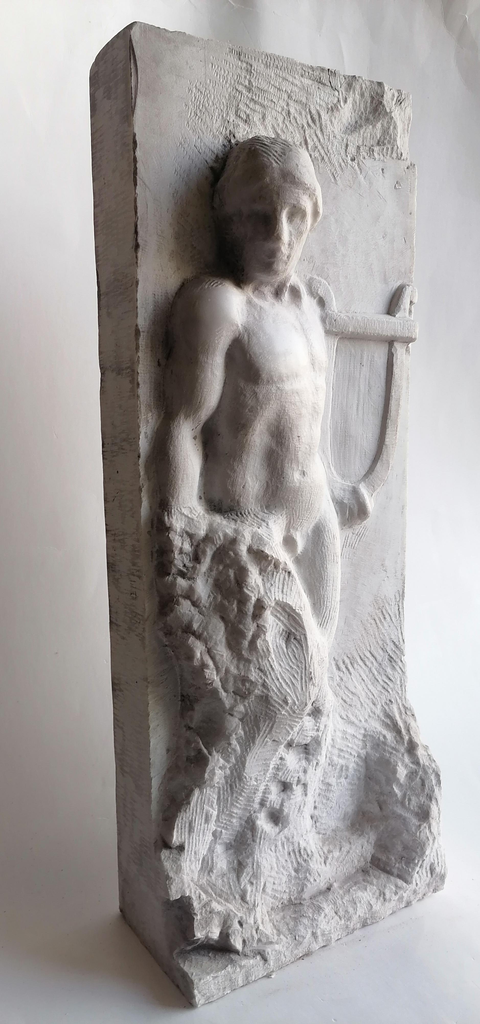 Altorilievo di Apollo con cetra  scolpito su marmo bianco di Carrara.
prodotto in Italia
Particolare scultura di un abbozzo di studio, un non finito che mantiene comunque il suo fascino
misure cm 55x22x10  peso g 22,7
modello originale di