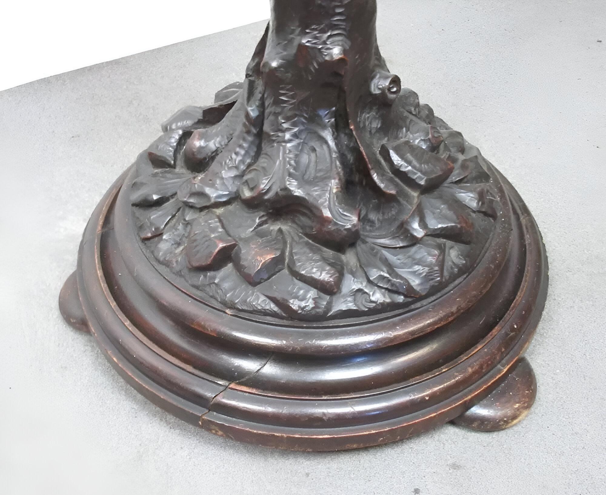 Italian Scultura appendiabiti in legno intagliato con statua albero e due putti 1900 in vendita