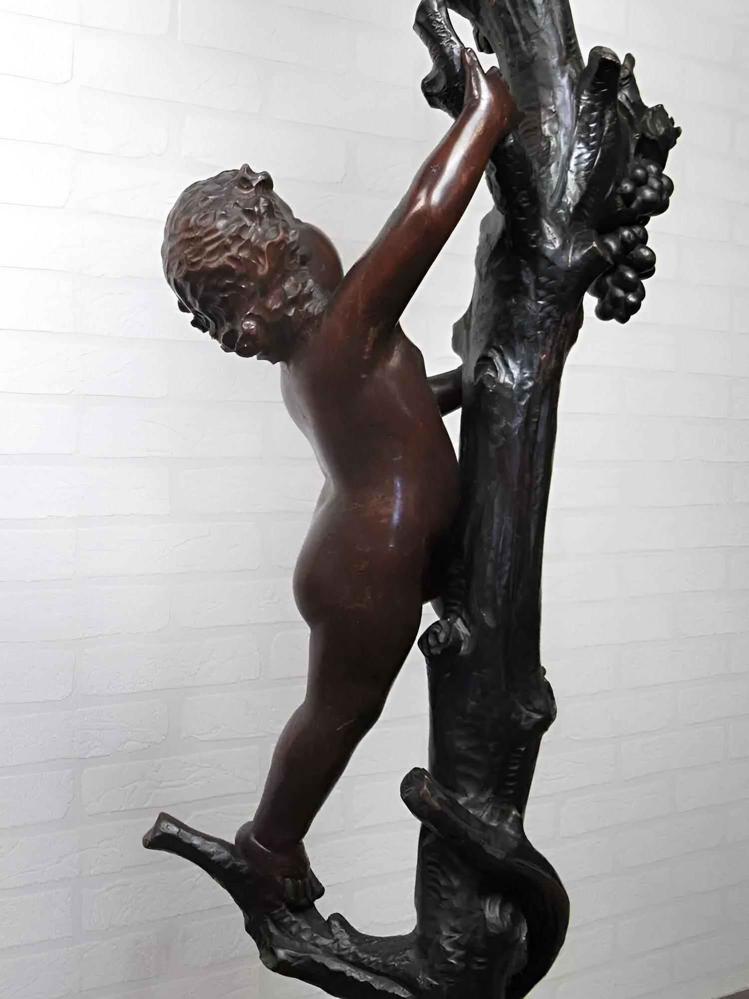 Altro Scultura appendiabiti in legno intagliato con statua albero e due putti 1900 in vendita
