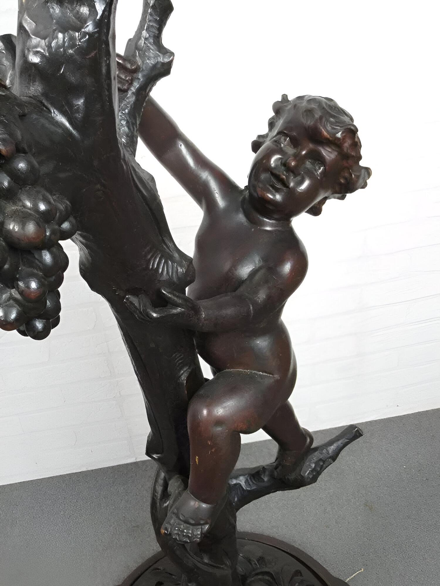 Scultura appendiabiti in legno intagliato con statua albero e due putti 1900 In condizioni buone in vendita a Cantù, IT